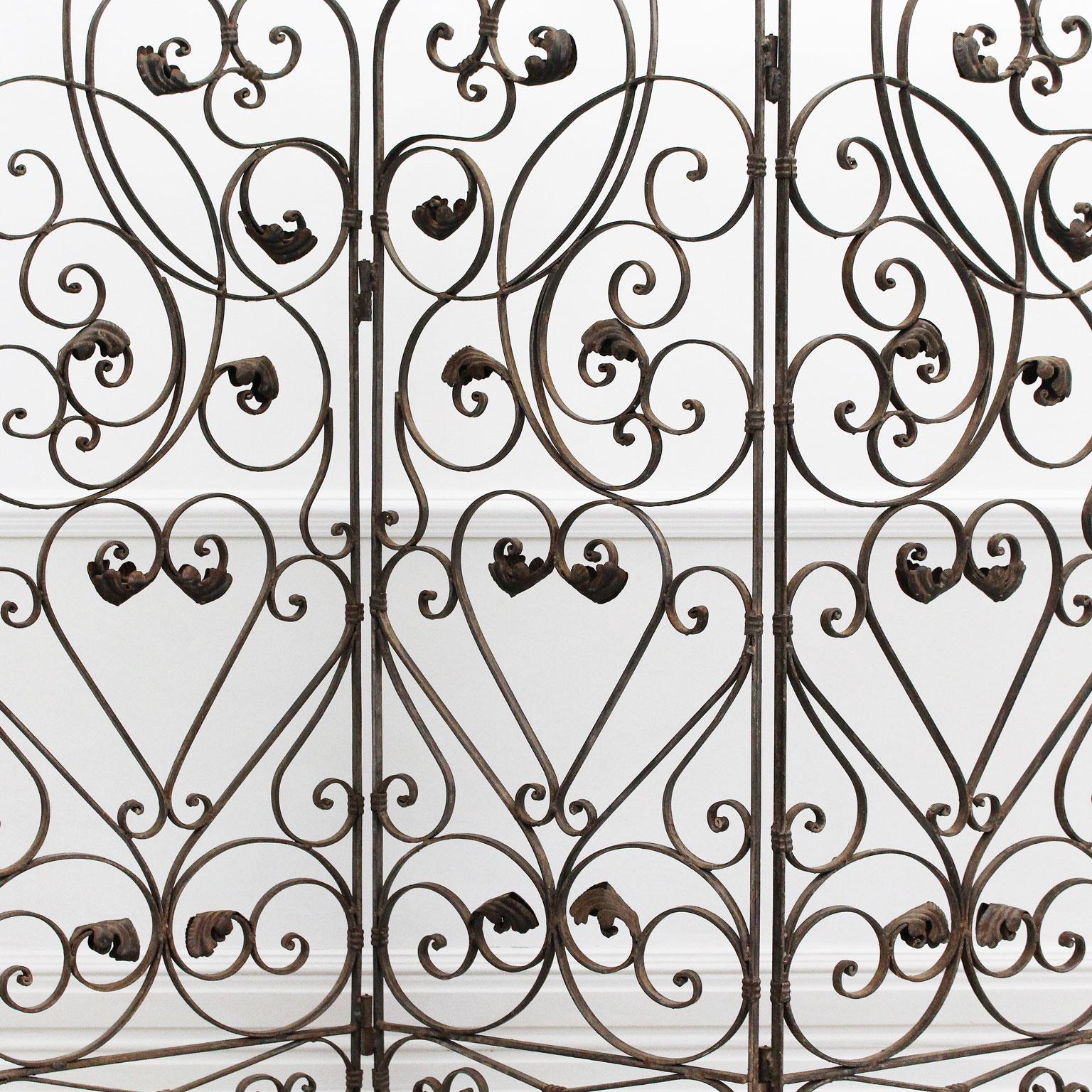 An Early 20th Century Ornate Wrought Iron Three Sided Screen In Good Condition In Kent, GB