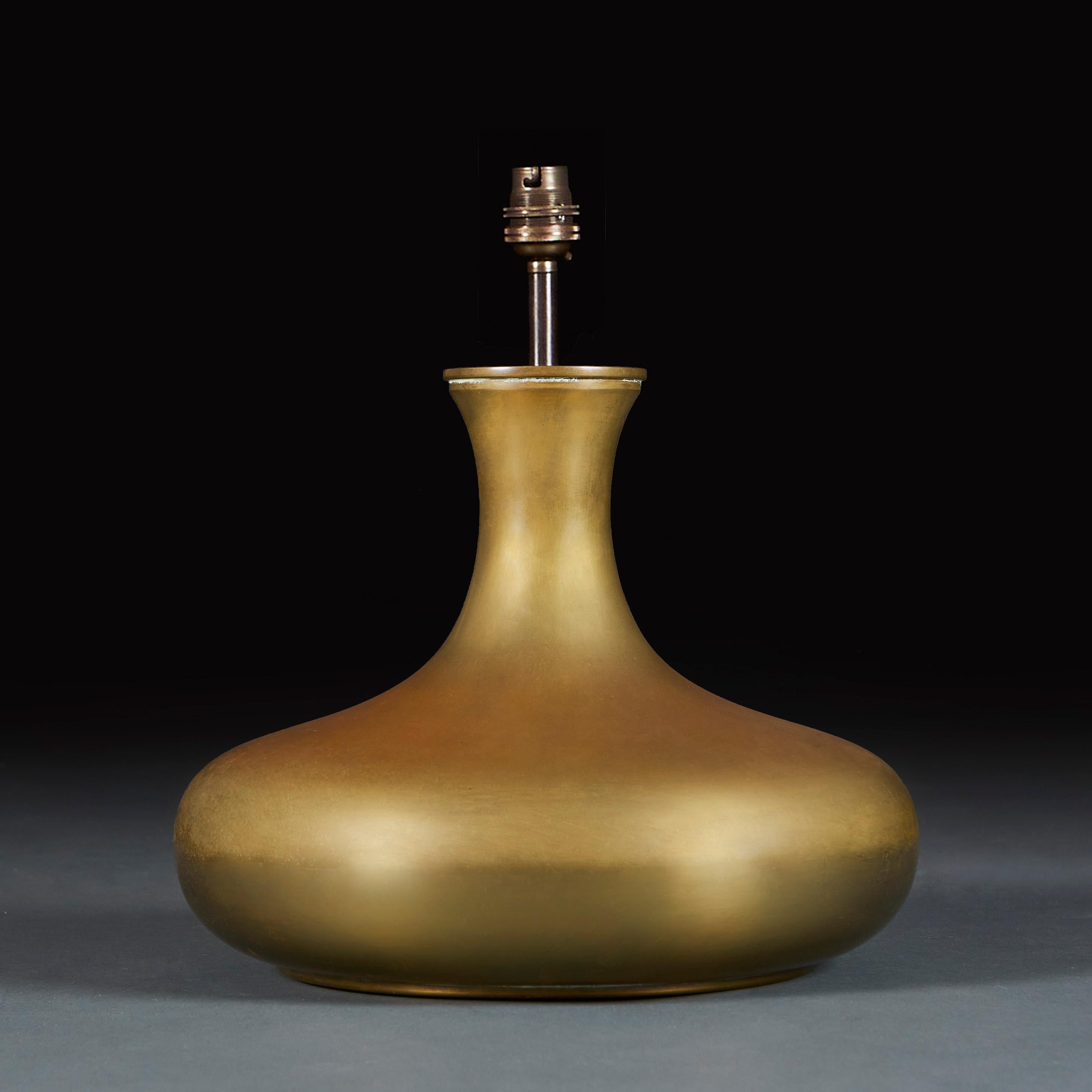 Mid-Century Modern Vase en laiton rotond en guise de lampe, début du 20e siècle en vente