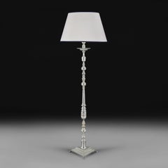 Una lámpara de pie con candelabro de plata chapada española de principios del siglo XX