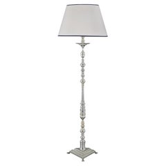 Una lámpara de pie con candelabro de plata chapada española de principios del siglo XX