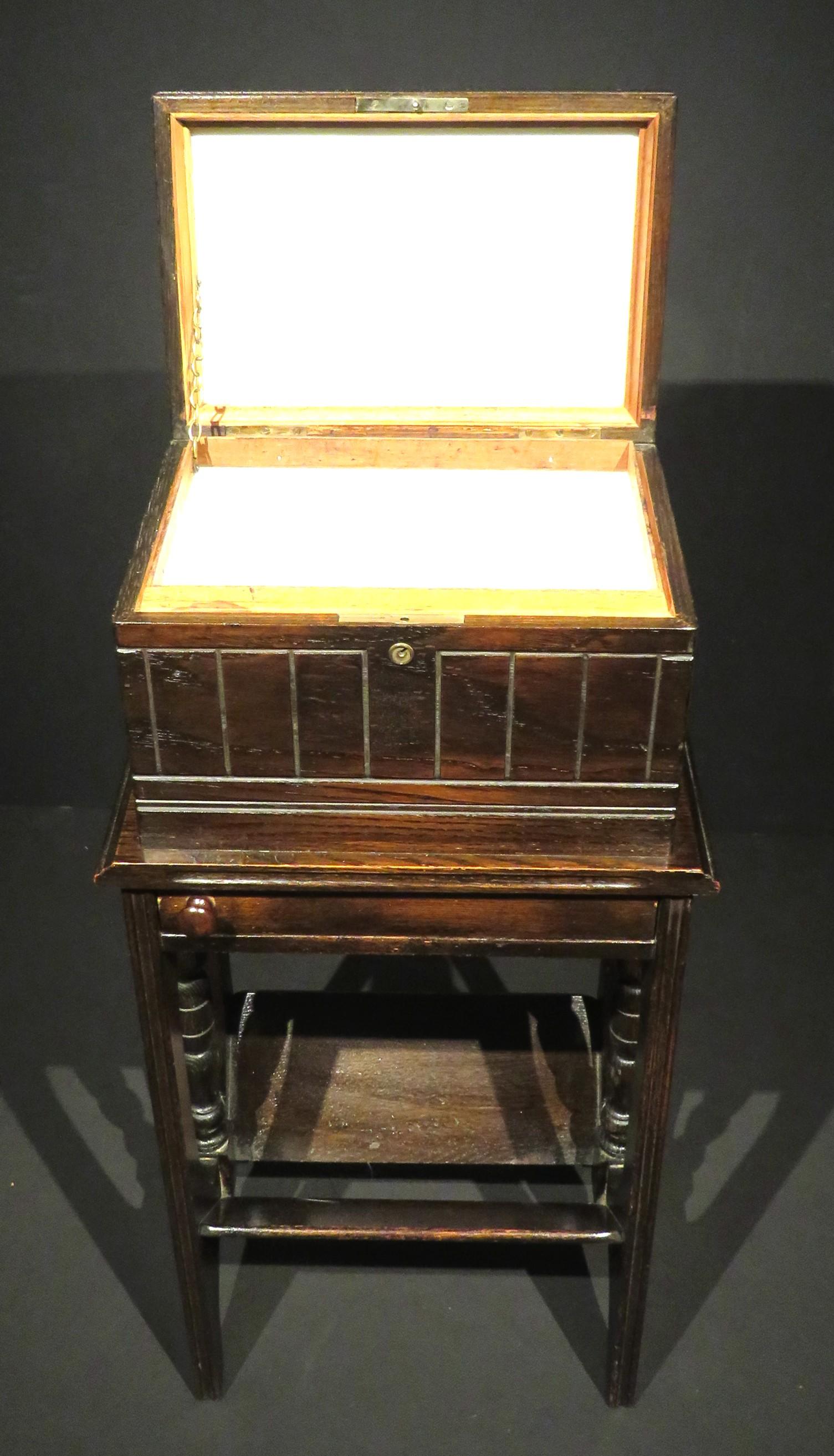 Un umidificatore per sigari dei primi del Novecento, un porta libri in Oak In condizioni buone in vendita a Ottawa, Ontario