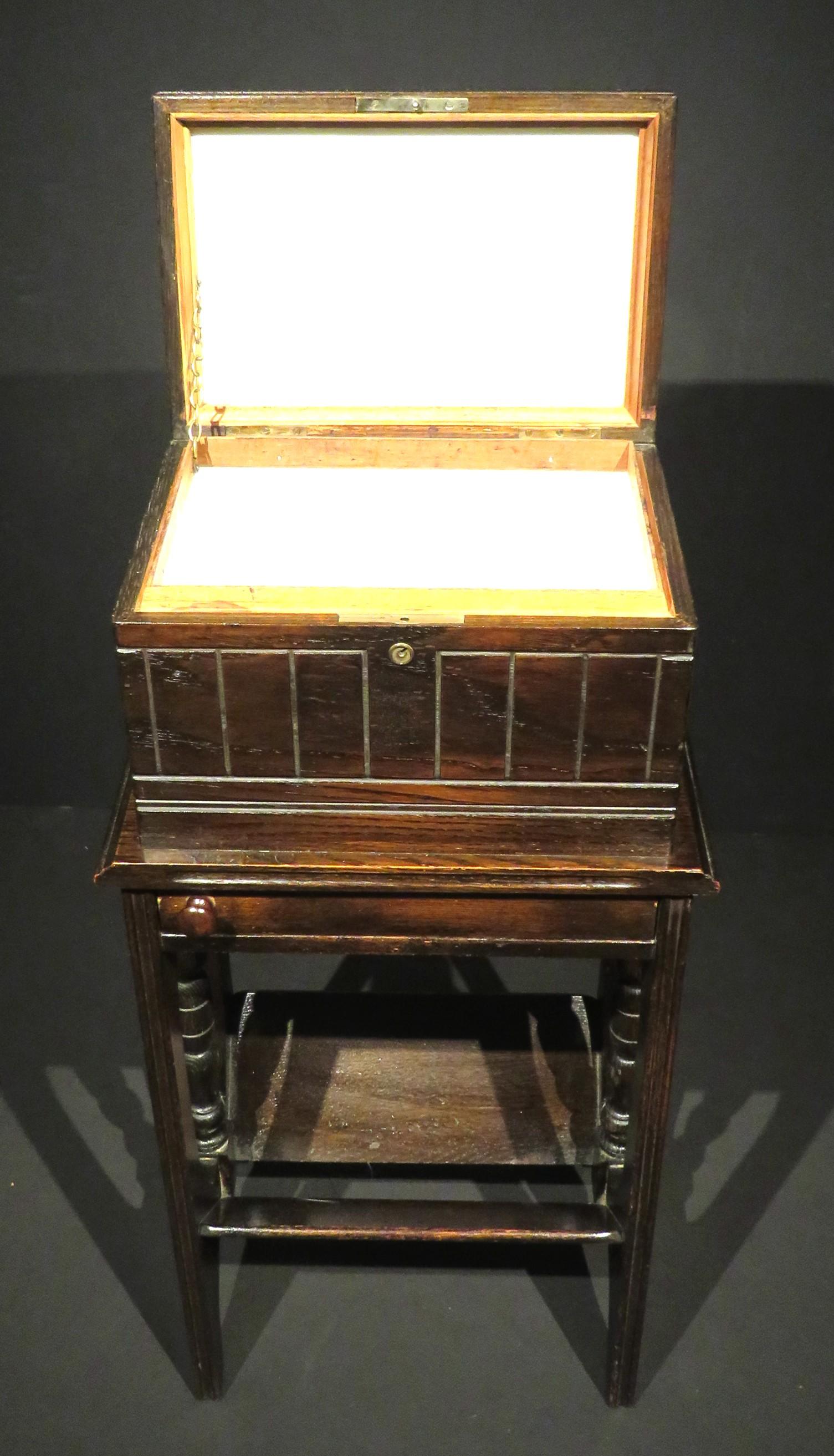 An Early 20th Century Cigar Humidor / Smokers Stand & Book Rack in Oak In Good Condition For Sale In Ottawa, Ontario