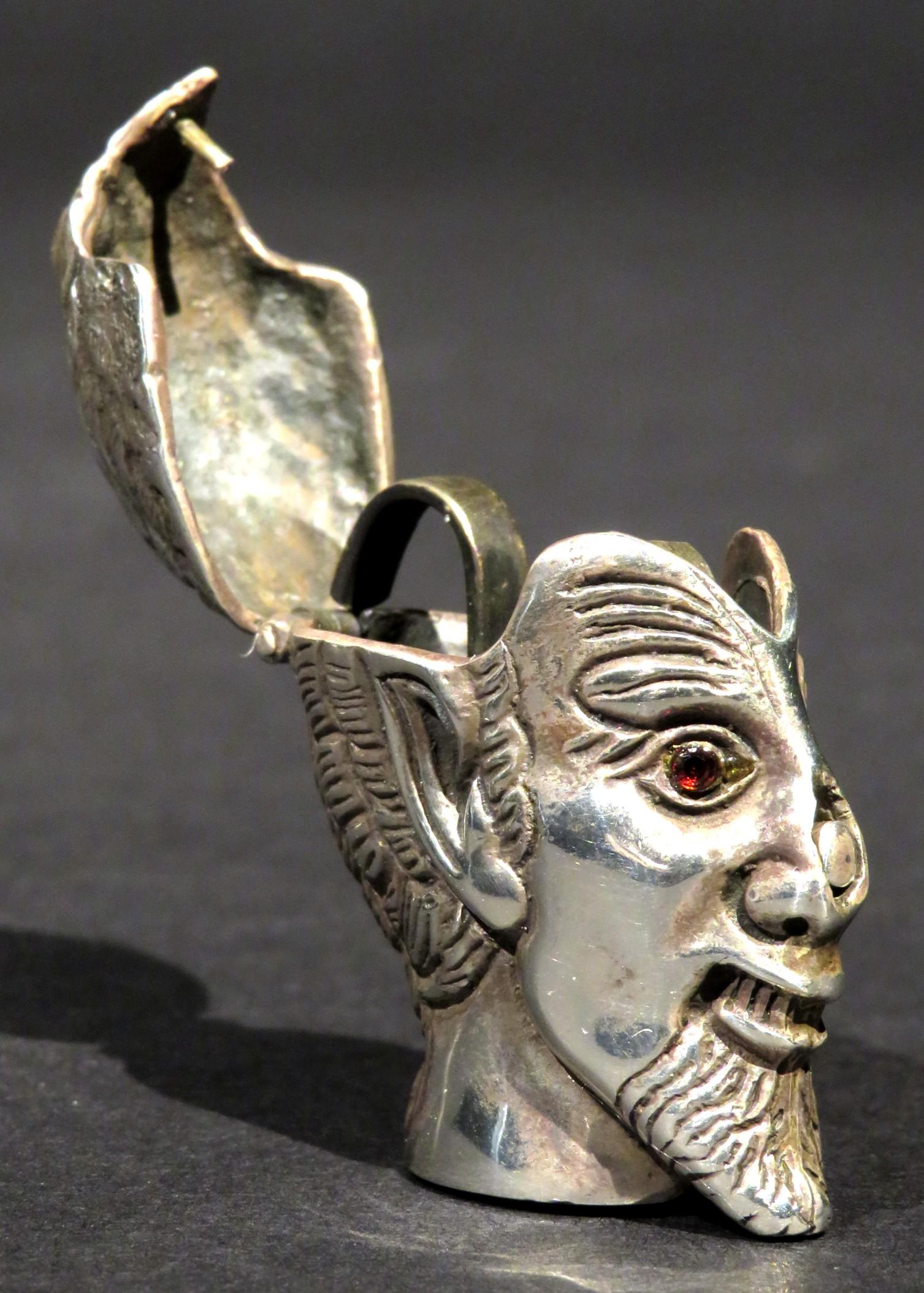 An Early 20th Century Sterling Silver Vesta Case in the Form of a Devil’s Head In Good Condition For Sale In Ottawa, Ontario
