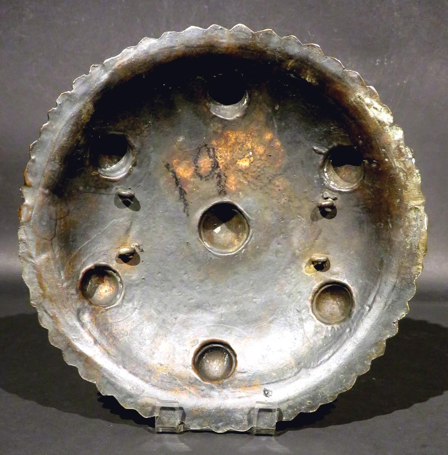 Patiné Boucle de boucle / bouclier en laiton Sumatran « Pearl Awe » du début du 20e siècle, vers 1900