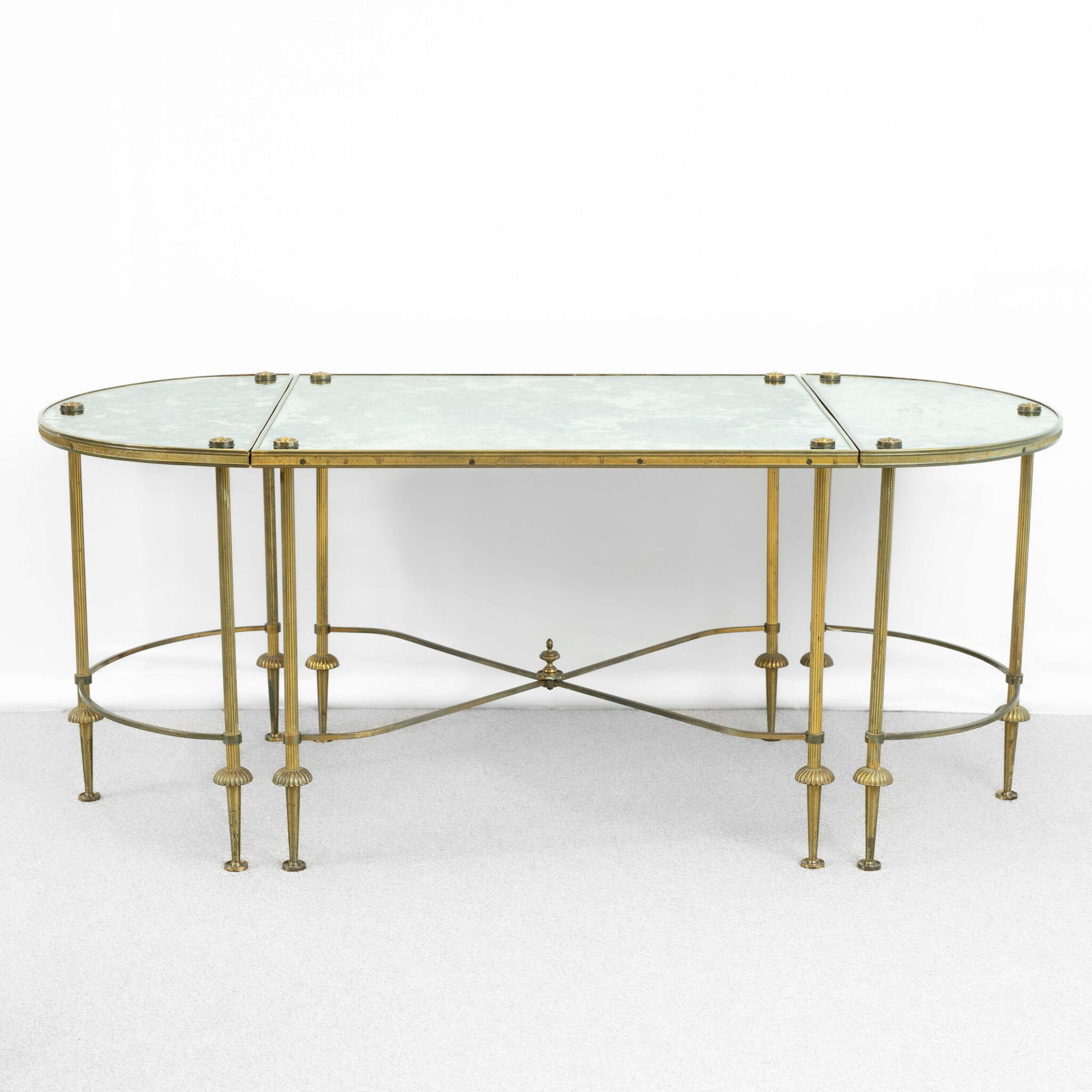 An Early 20th Century Tripartite Verre églomisé Maison Baguès Brass Coffee Table Francés en venta