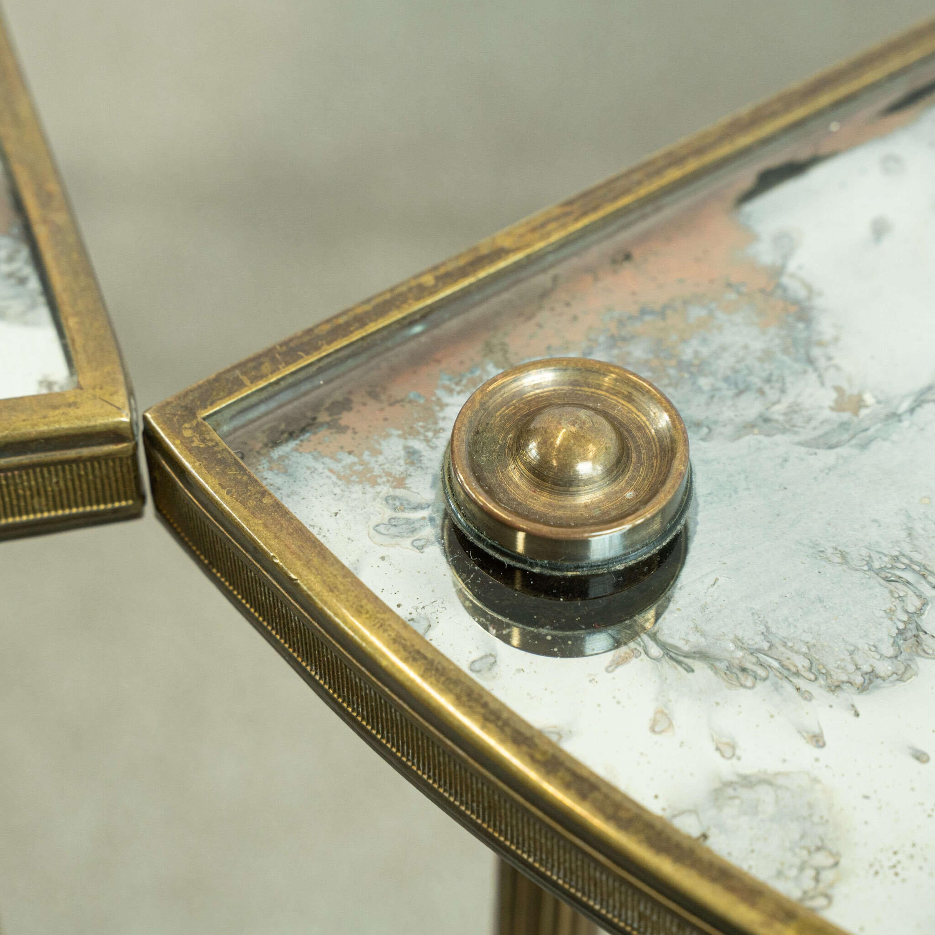 An Early 20th Century Tripartite Verre églomisé Maison Baguès Brass Coffee Table Hecho a mano en venta