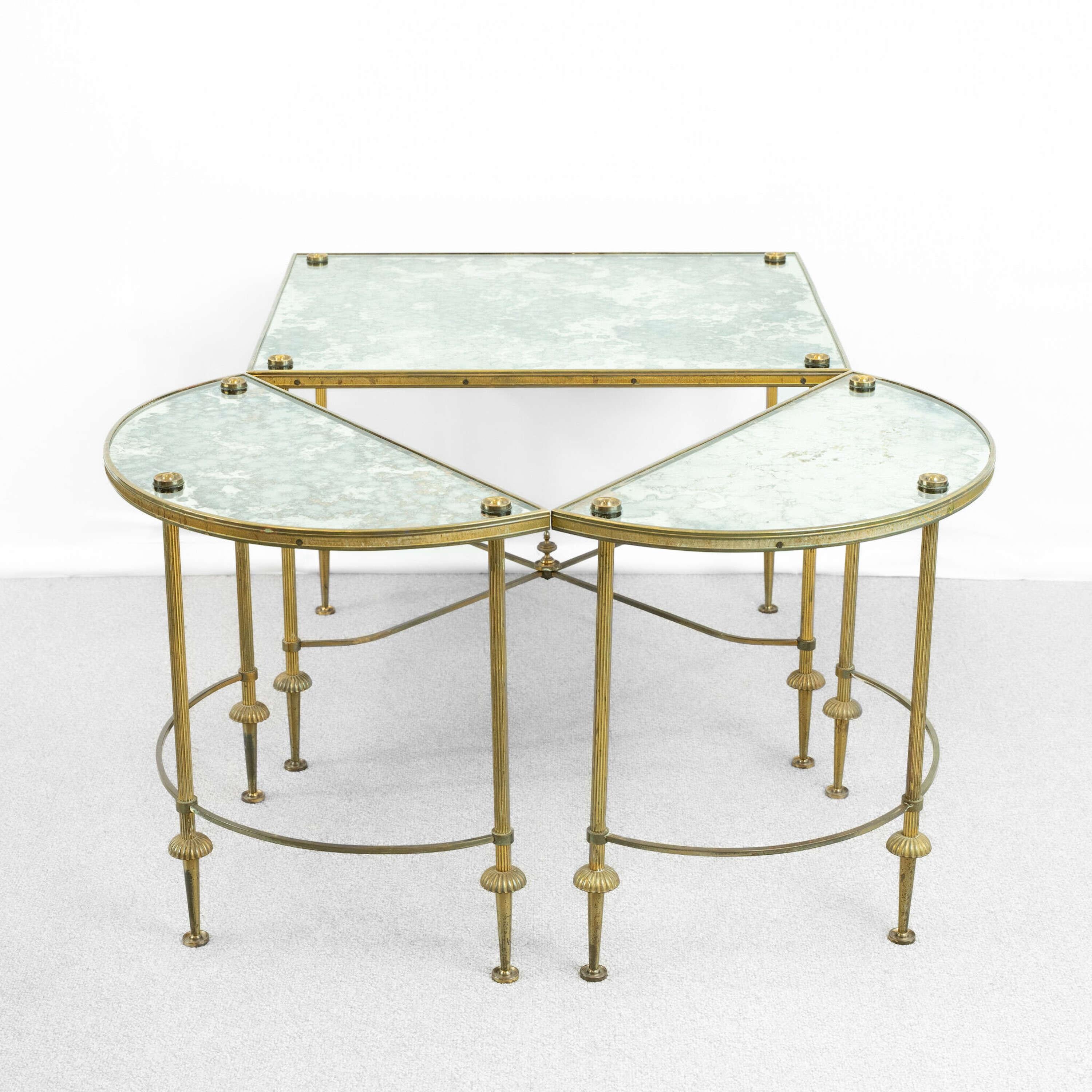 An Early 20th Century Tripartite Verre églomisé Maison Baguès Brass Coffee Table en venta 1