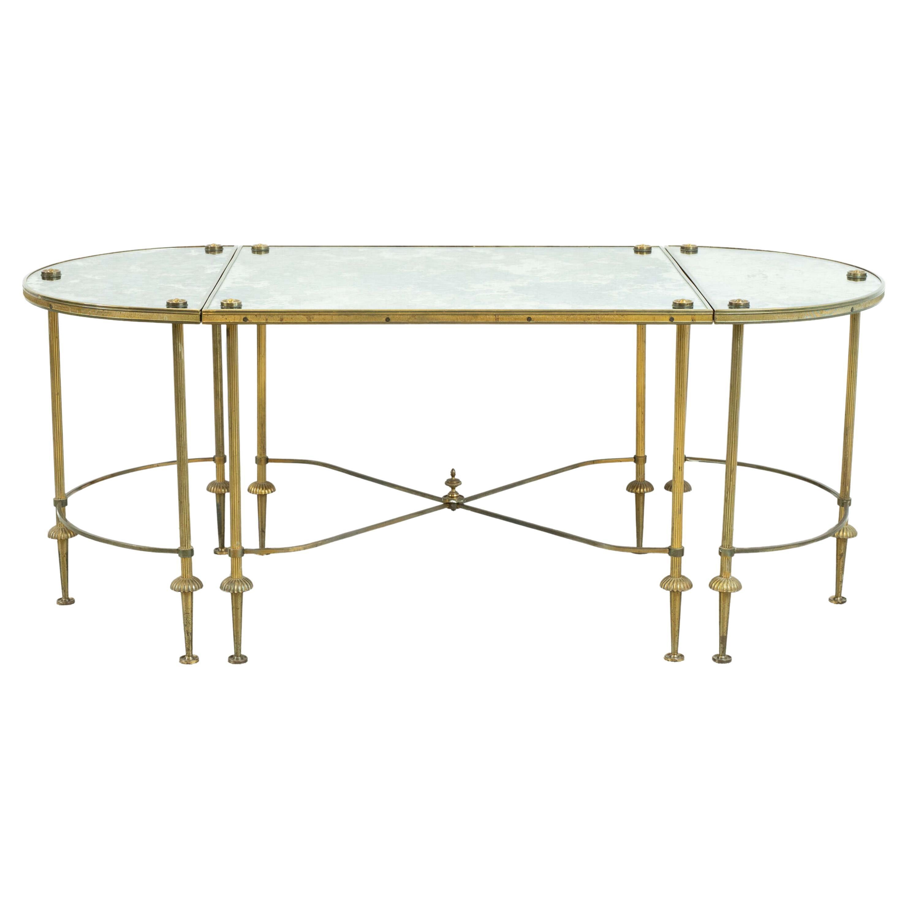 An Early 20th Century Tripartite Verre églomisé Maison Baguès Brass Coffee Table en venta