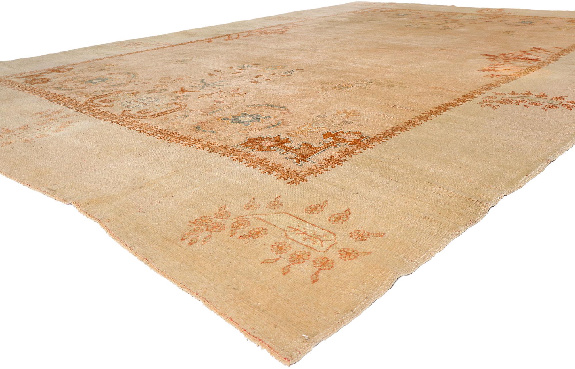 79278 Tappeto Oushak turco antico, 11'01 x 16'04. Questo squisito tappeto antico turco Oushak incarna un livello di lusso tranquillo che solo i collezionisti più esperti apprezzano veramente: un'eleganza che non nasce dall'opulenza, ma da una rara