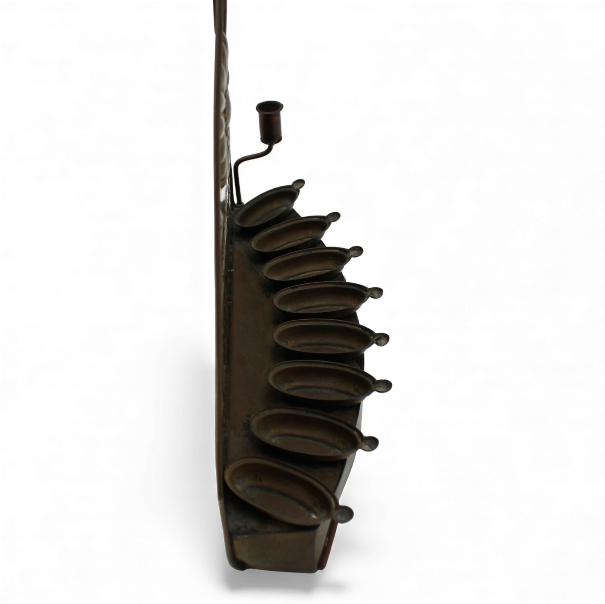 Lampada di Hannukah di Bezalel, Gerusalemme, 1920 ca. in vendita 2