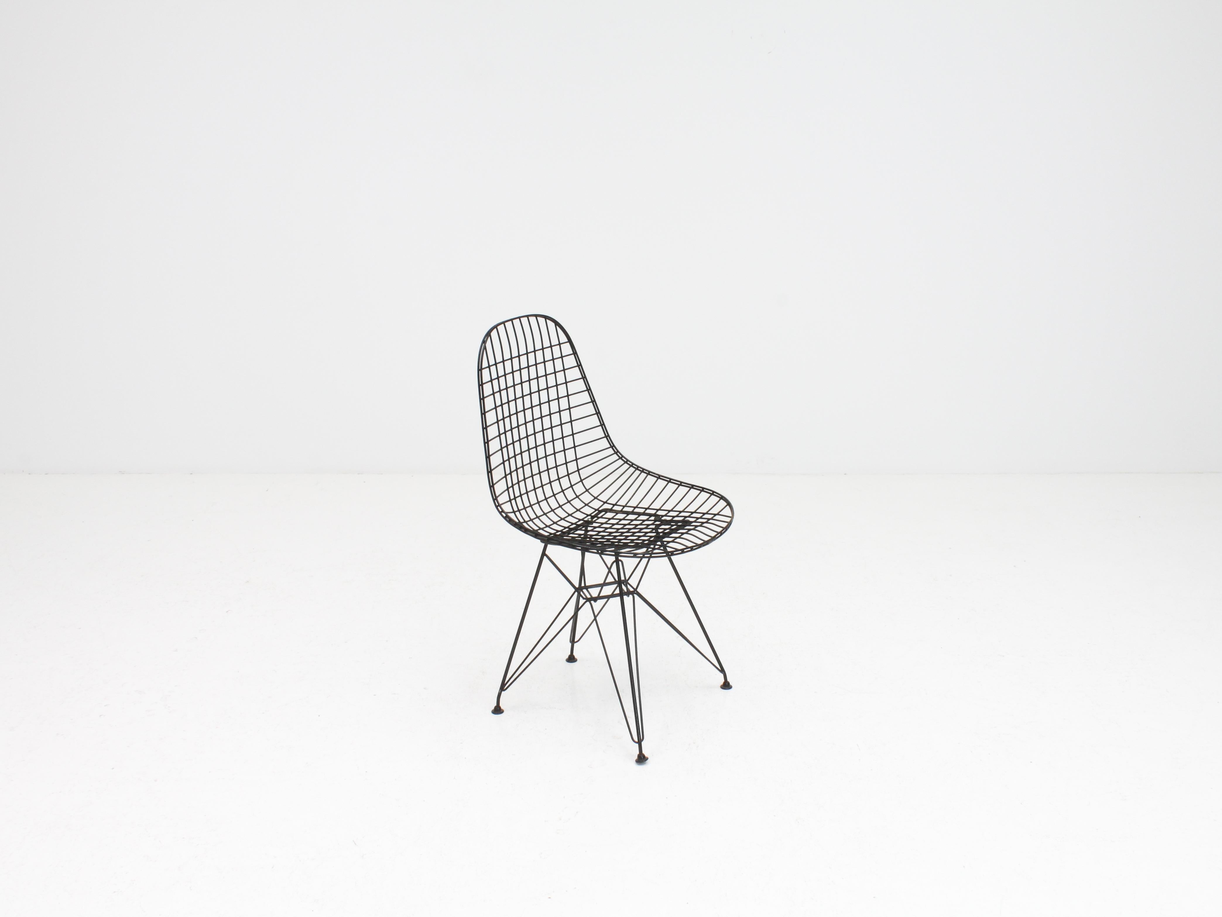 An early Charles & Ray Eames wire DKR chair with original vinyl cover, circa 1950s.

Featuring 'Eiffel' base.

    





  