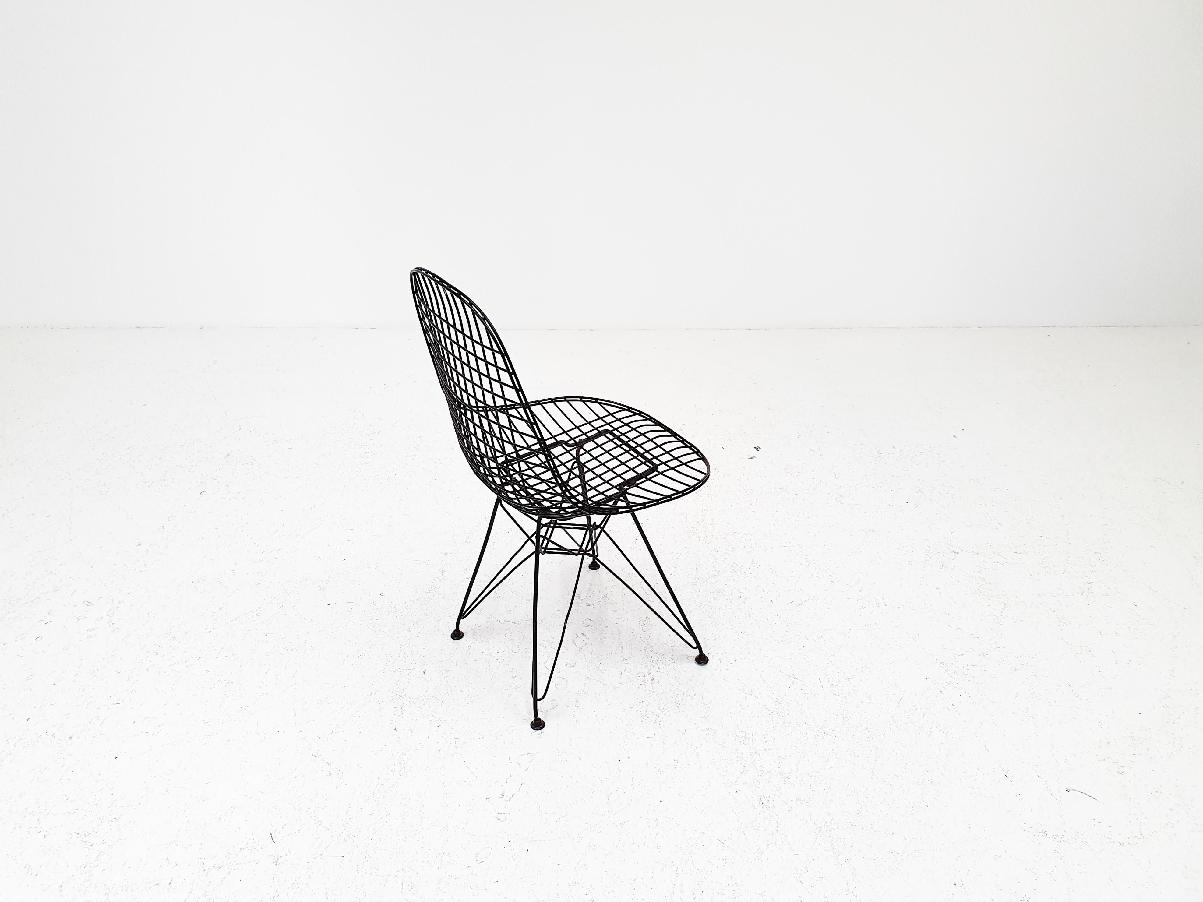 American Early Charles and Ray Eames DKR Chair, Eiffel base