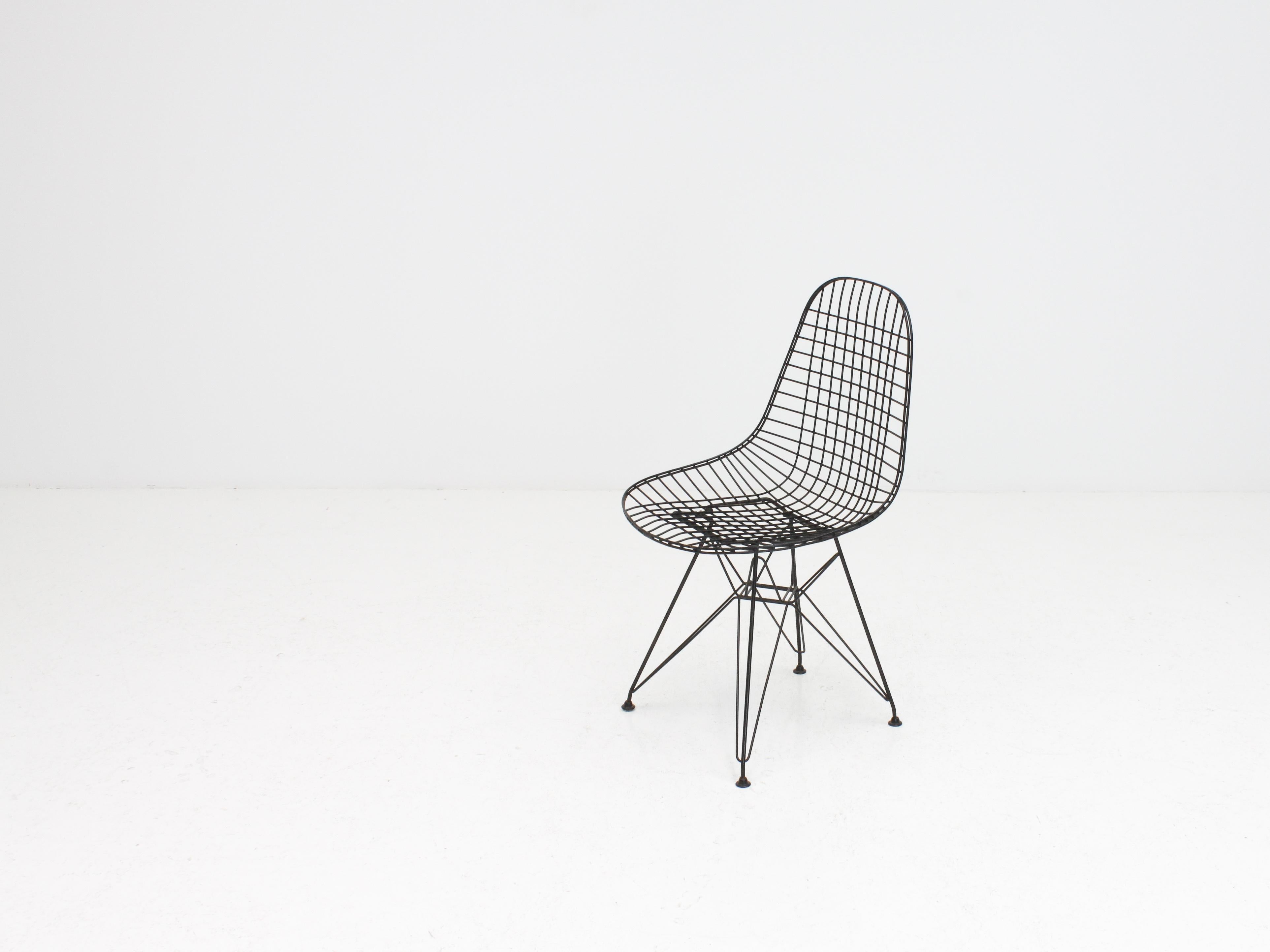 Early Charles and Ray Eames DKR Chair, Eiffel base 1