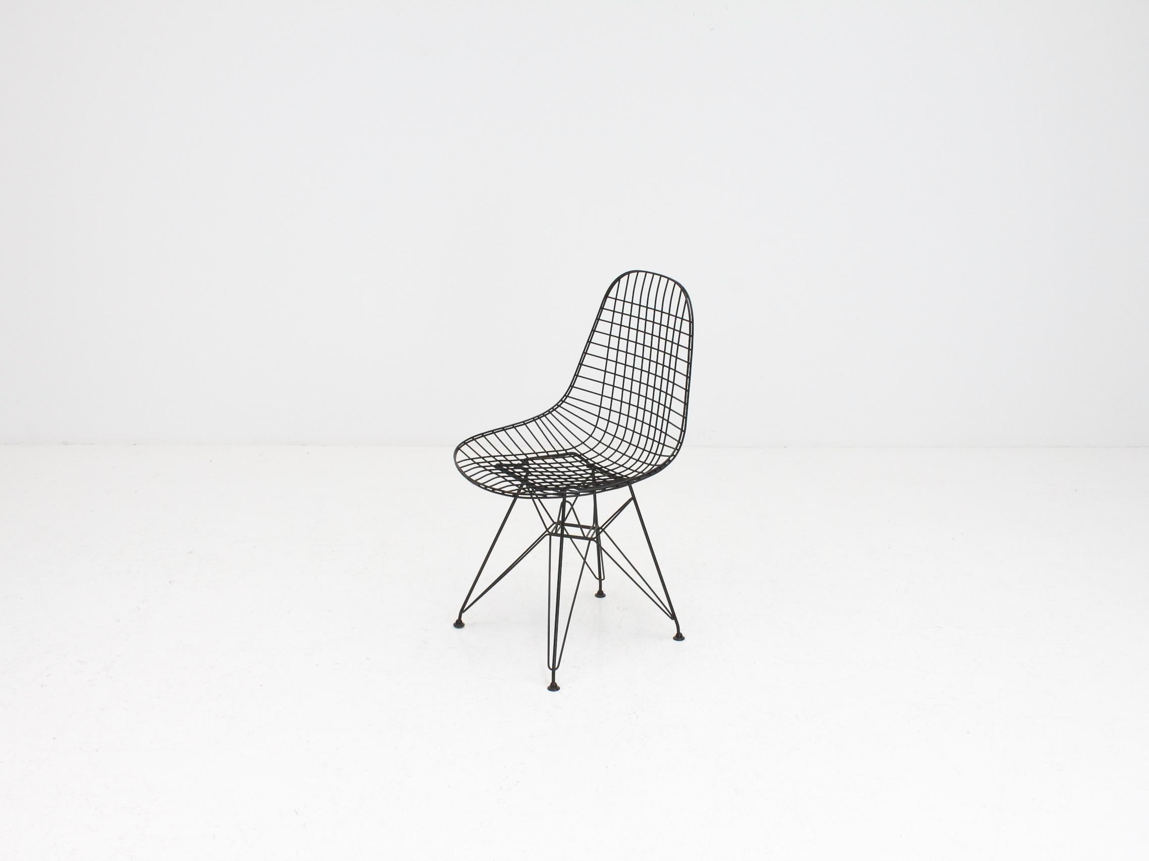 Early Charles and Ray Eames DKR Chair, Eiffel base 2