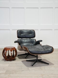 Una sedia da salotto e un'ottomana dei primi Eames