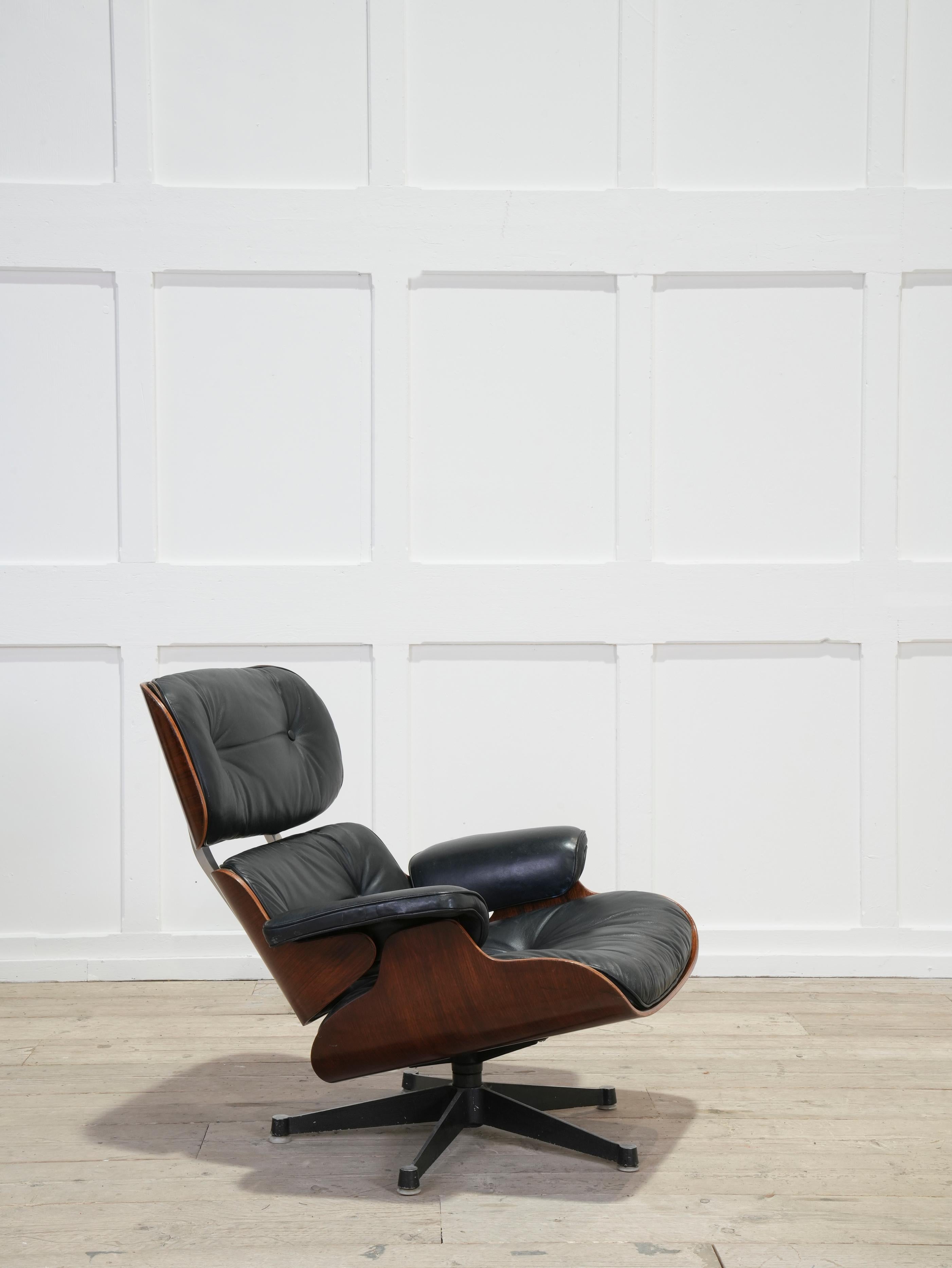 An Early Eames Lounge Chair & Ottoman In Good Condition In Conwy, GB