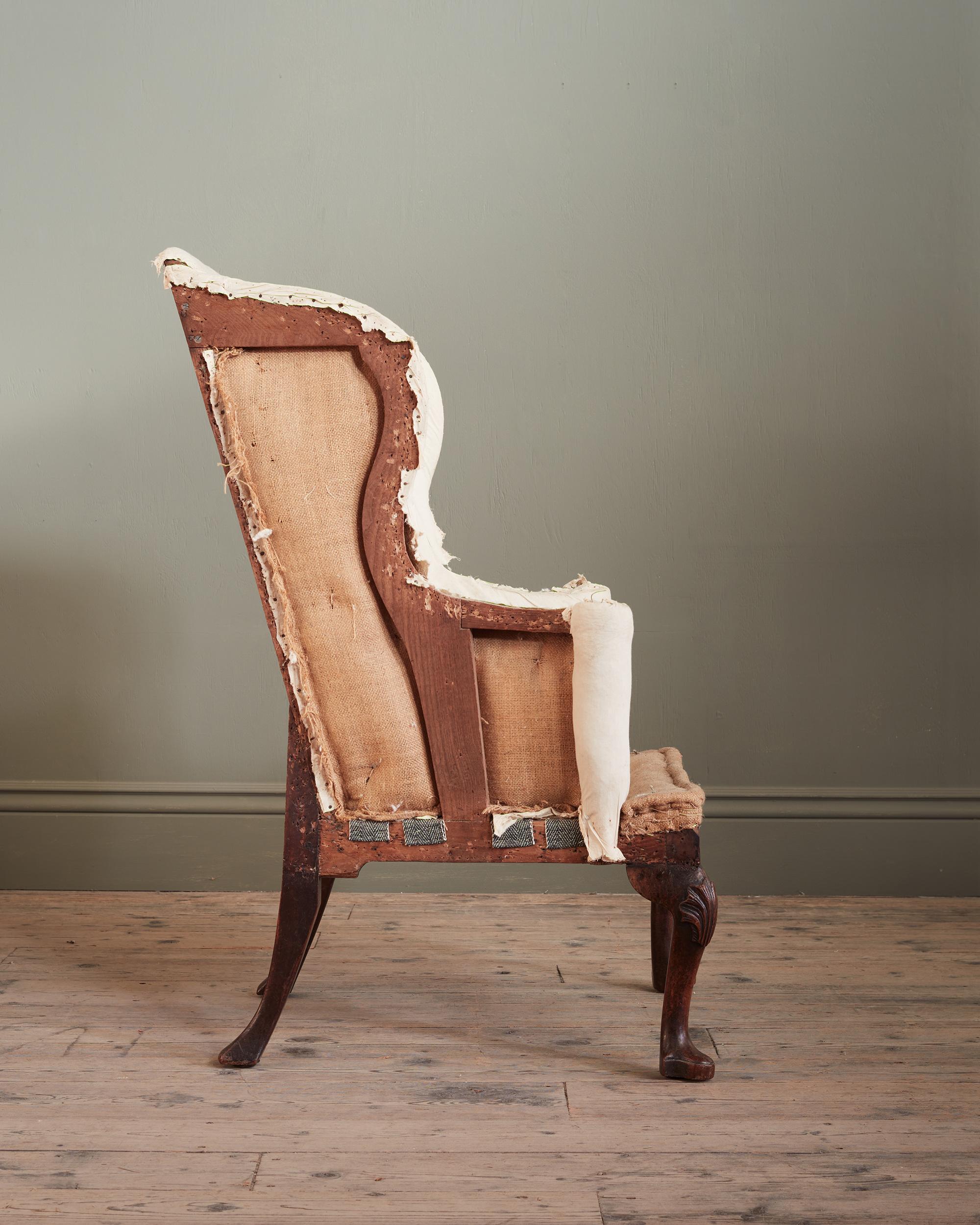 Anglais Fauteuil à dossier en noyer irlandais du début du XVIIIe siècle en vente