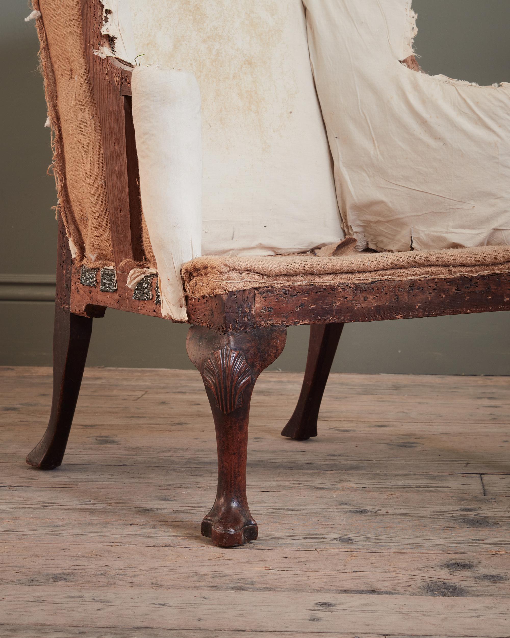 Sculpté Fauteuil à dossier en noyer irlandais du début du XVIIIe siècle en vente