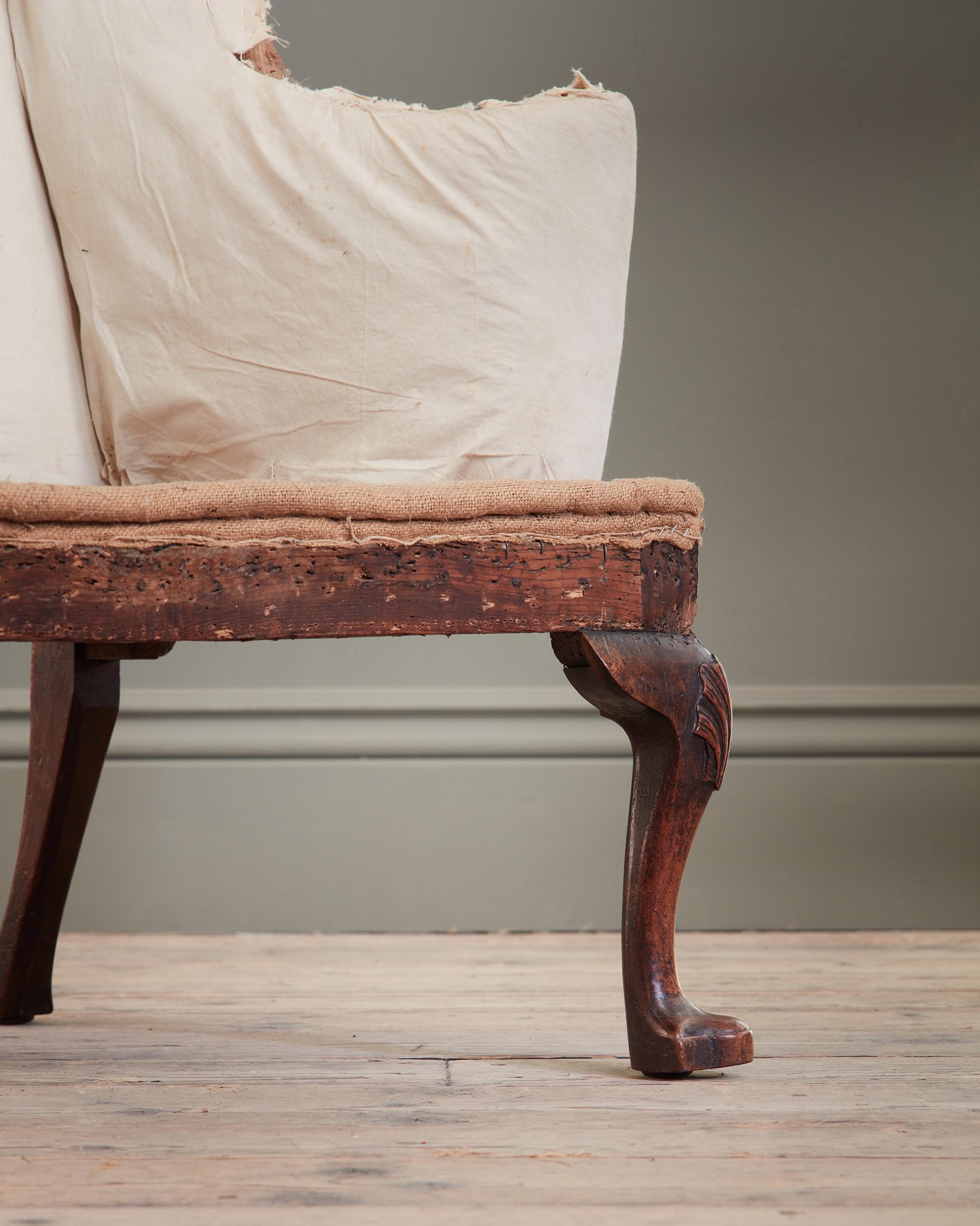Fauteuil à dossier en noyer irlandais du début du XVIIIe siècle Bon état - En vente à London, GB