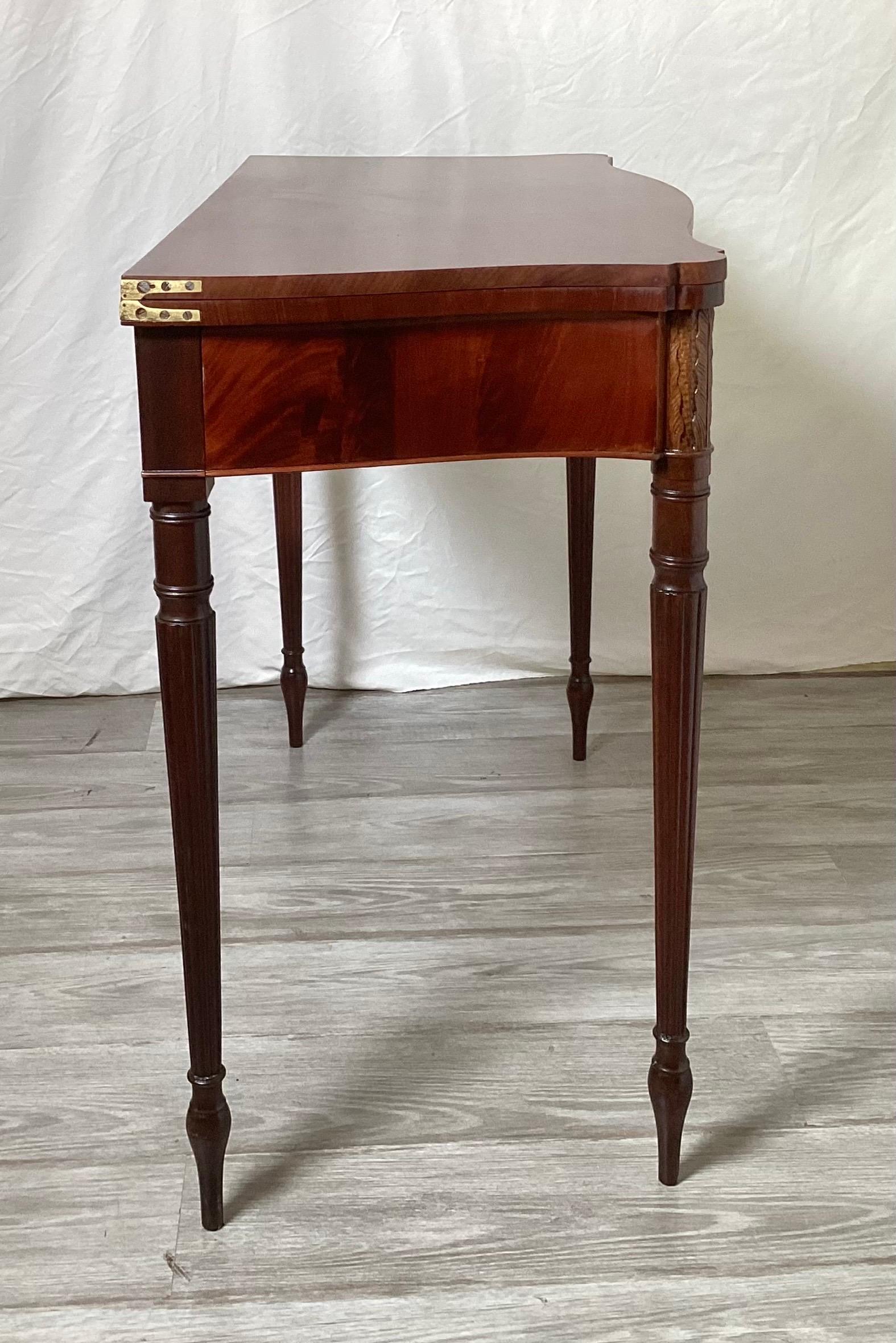 Un tavolo da gioco in mogano e legno di raso dei primi anni del Feder In condizioni ottime in vendita a Lambertville, NJ