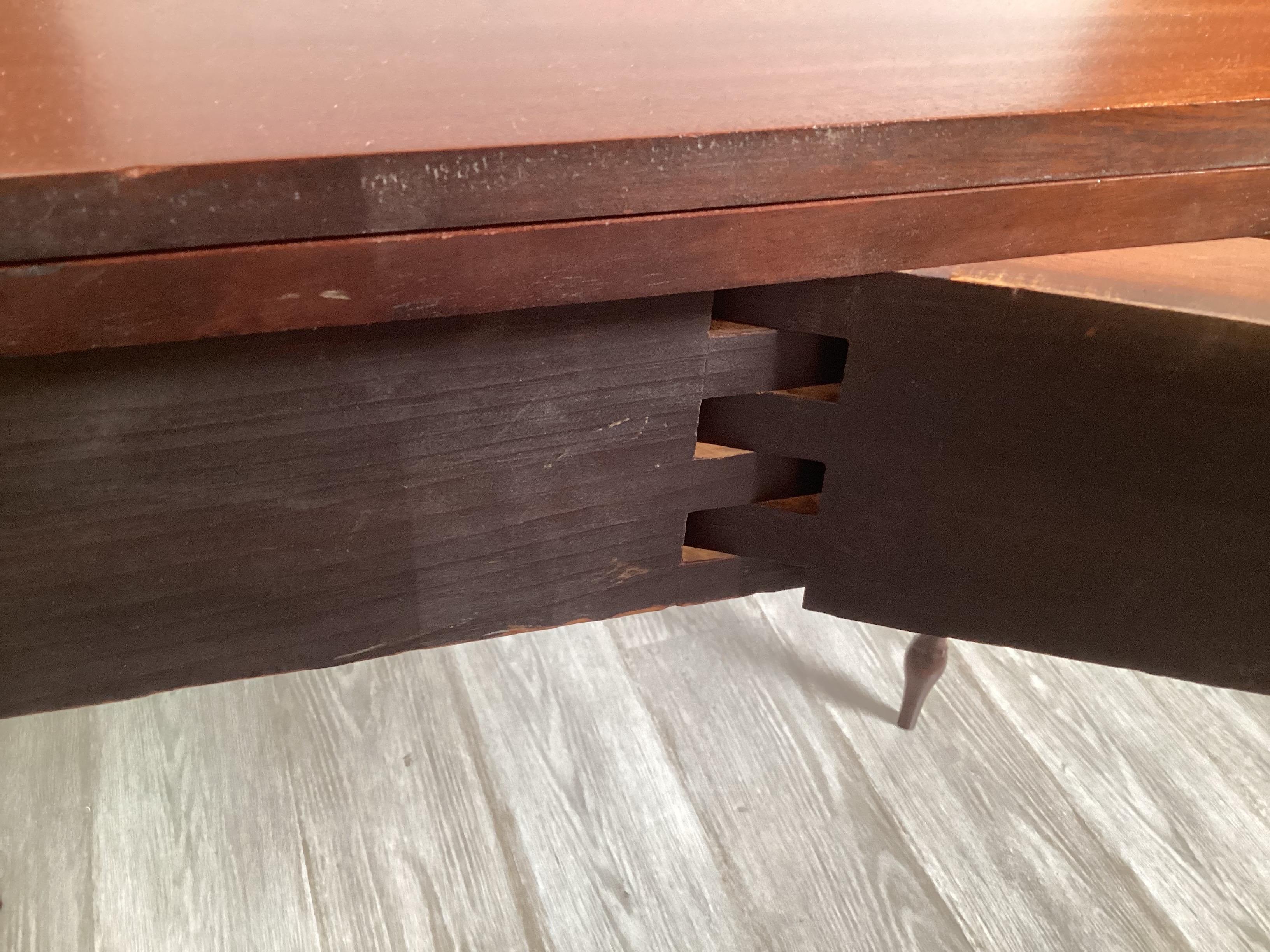 Un tavolo da gioco in mogano e legno di raso dei primi anni del Feder in vendita 2