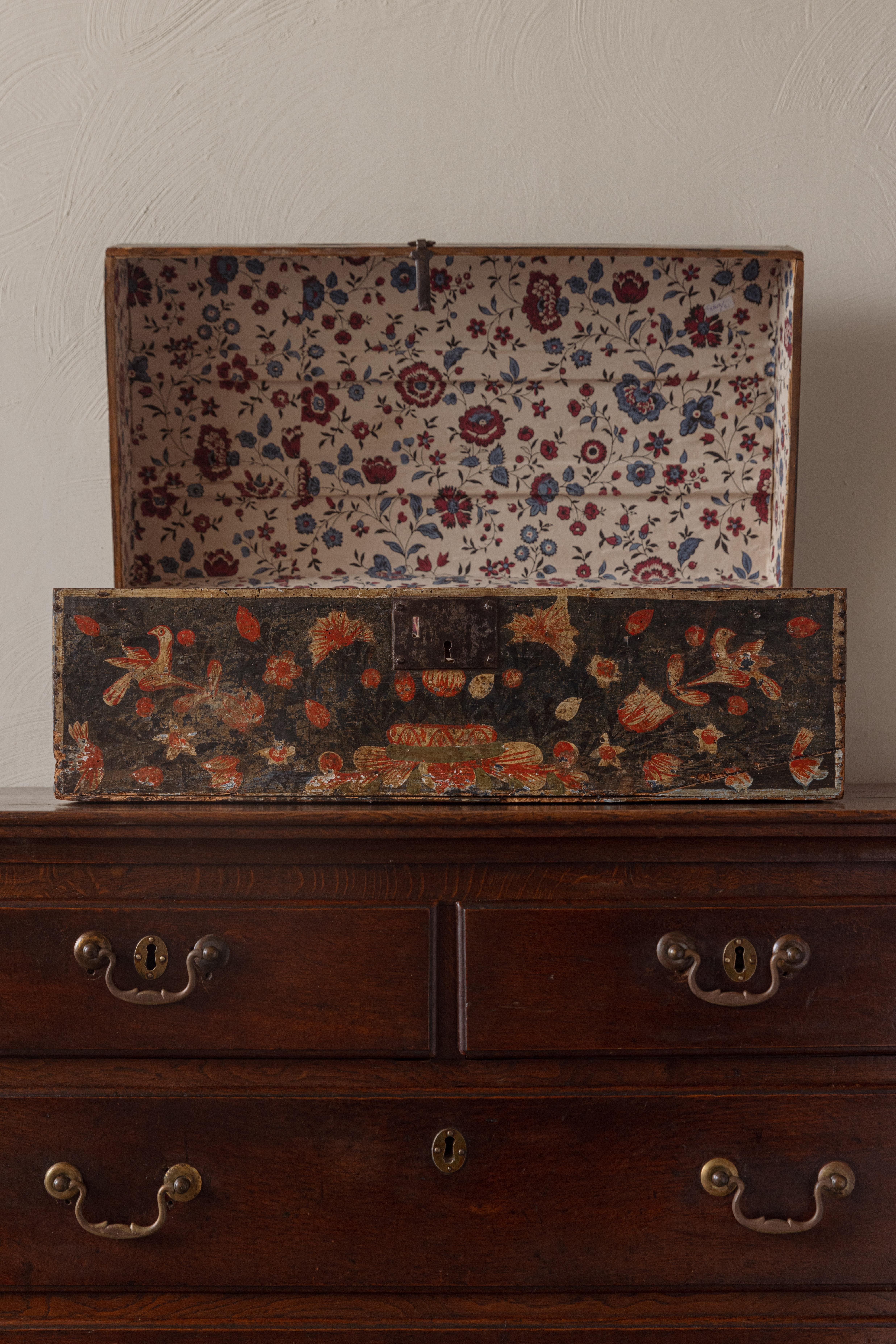 Arcón matrimonial francés, también llamado cassone o coffre de mariage, que tradicionalmente se entregaba como parte de la dote de la novia. 

El arcón está bellamente pintado a mano con una variedad de flores y follaje, que era un motivo común