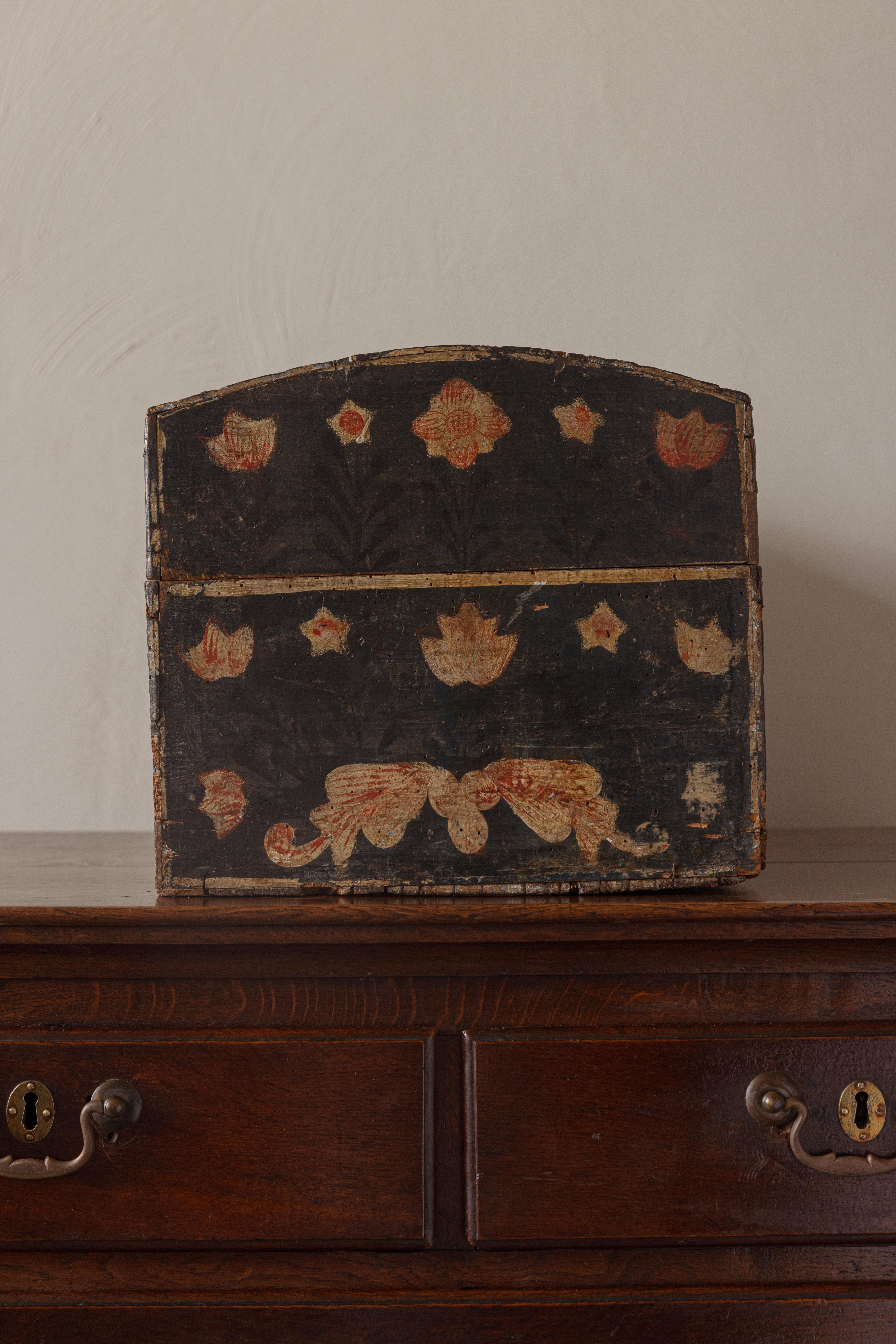 Un cofre matrimonial francés antiguo Arte popular