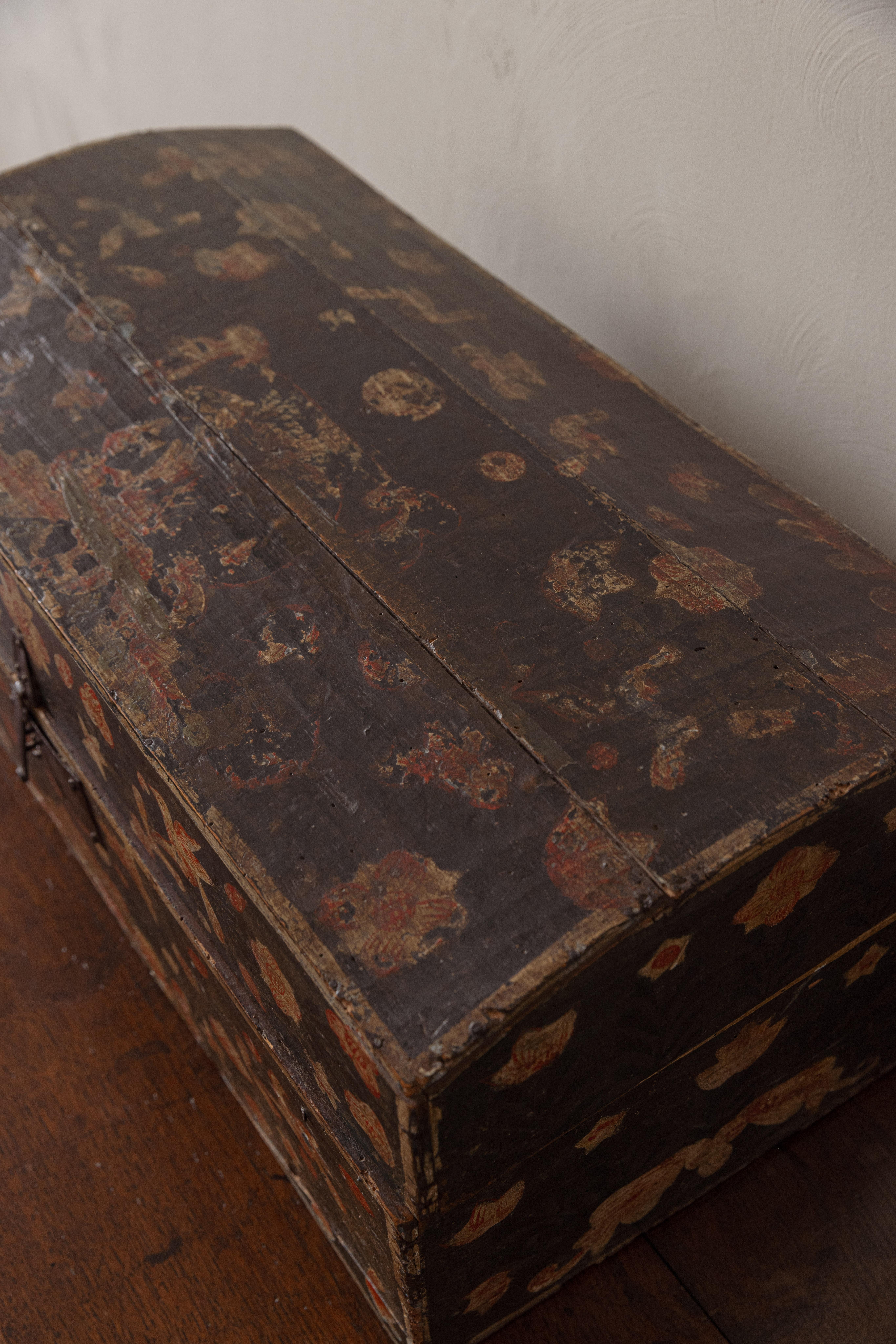 Un cofre matrimonial francés antiguo Pintado