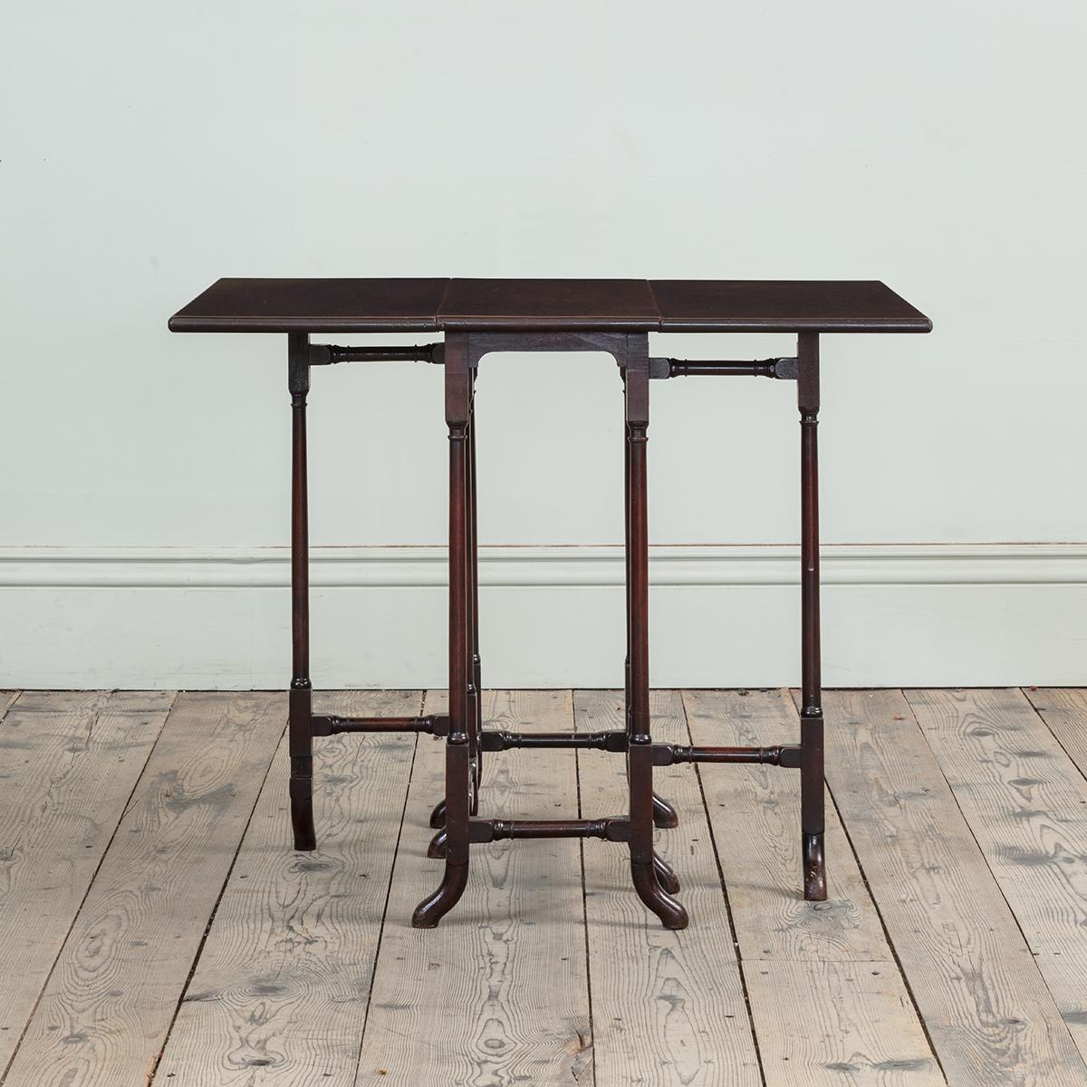 Ein früher Mahagoni-Tisch mit Spinnenbein aus Georg III. (George III.) im Angebot