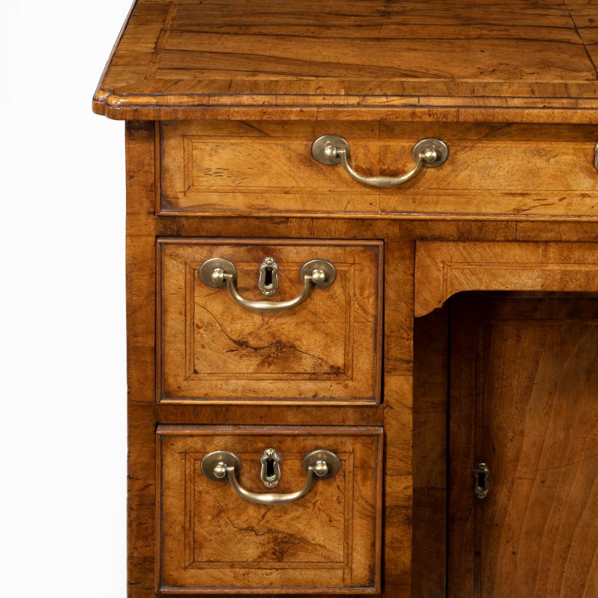 Early George III Walnut Kneehole Desk In Good Condition For Sale In Lymington, Hampshire