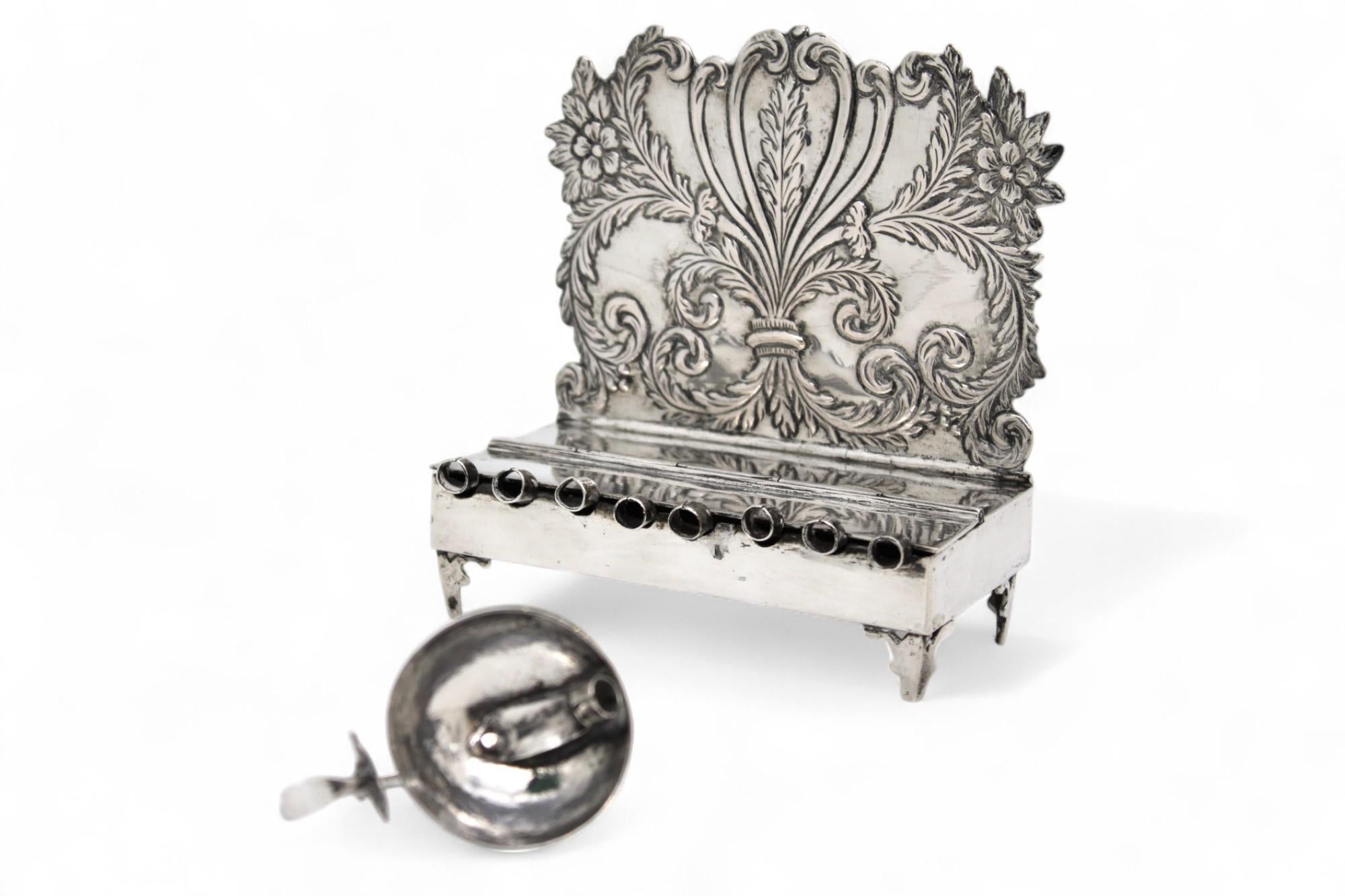 Diese Chanukka-Lampe, die von Johann Friedrich Wilhelm Borcke in Berlin um 1817-1819 hergestellt wurde, ist ein hervorragendes Beispiel für deutsche Judaica des frühen 19. Jahrhunderts und verkörpert die Eleganz und Raffinesse der Silberarbeiten