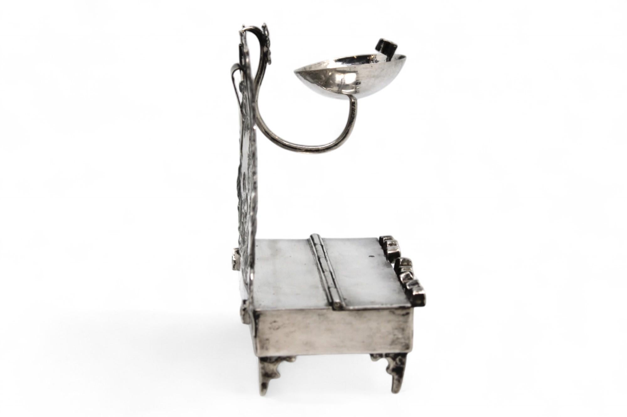 Eine frühe deutsche Chanukka-Lampe aus Silber, Berlin CIRCA 1817 (Deutsch) im Angebot