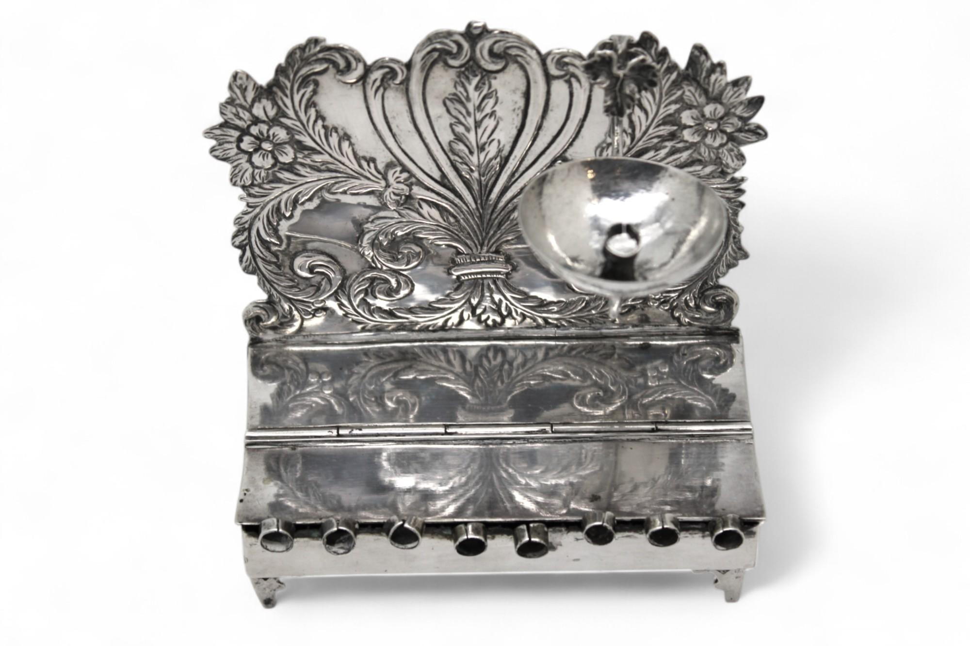 Eine frühe deutsche Chanukka-Lampe aus Silber, Berlin CIRCA 1817 (Repoussé) im Angebot