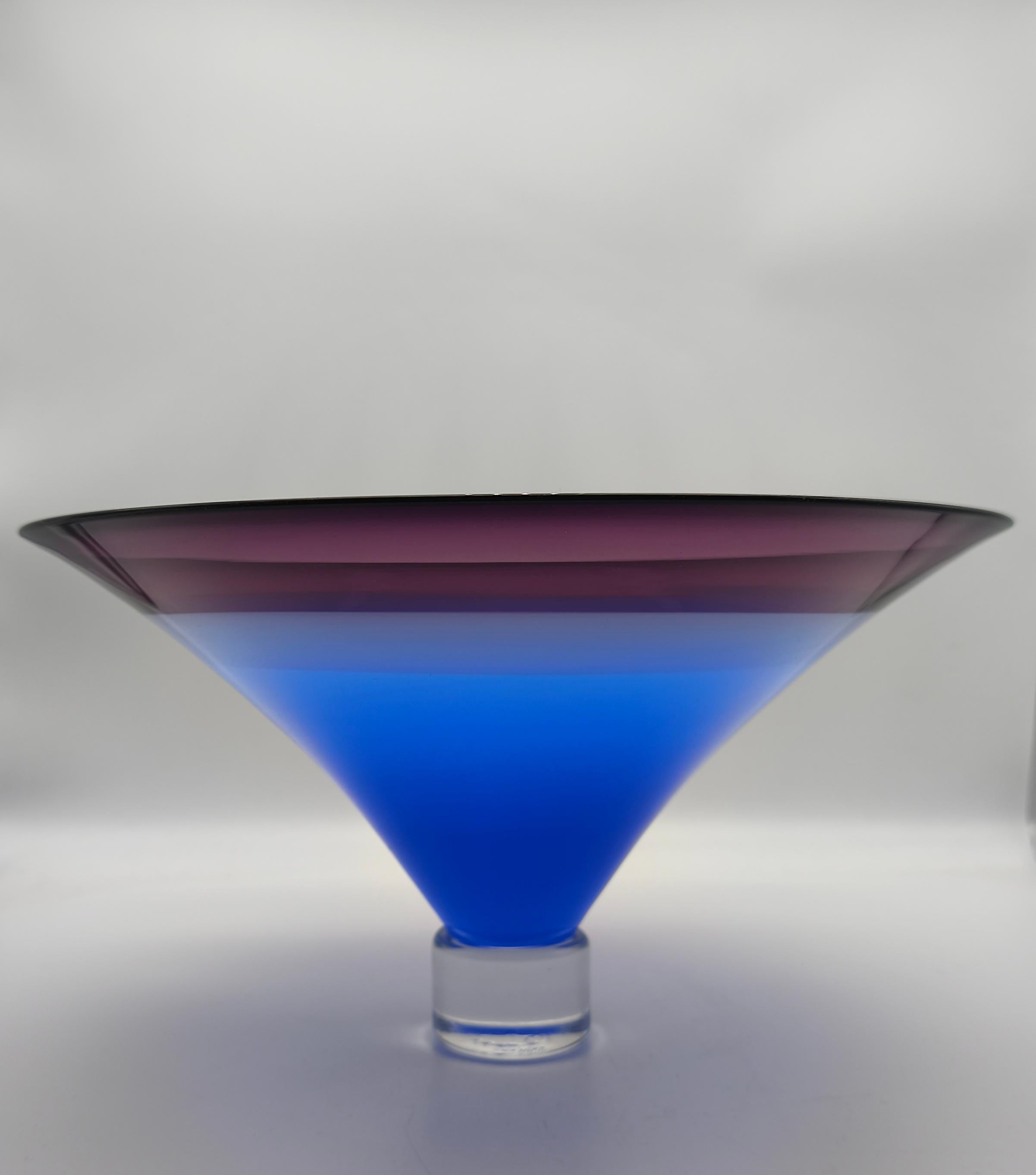 Una ciotola con piede e una primissima scultura in vetro da studio di Monica Guggisberg & Philip Baldwin, risalente al periodo in cui i due artisti avevano il loro primo studio, che si trovava a Nonfoux, in Svizzera. Questo pezzo appartiene a