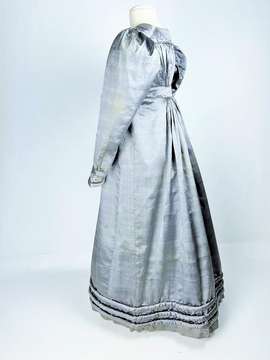 Un abito Redingote in seta grigia - Francia CIRCA 1820-1825 in vendita 7
