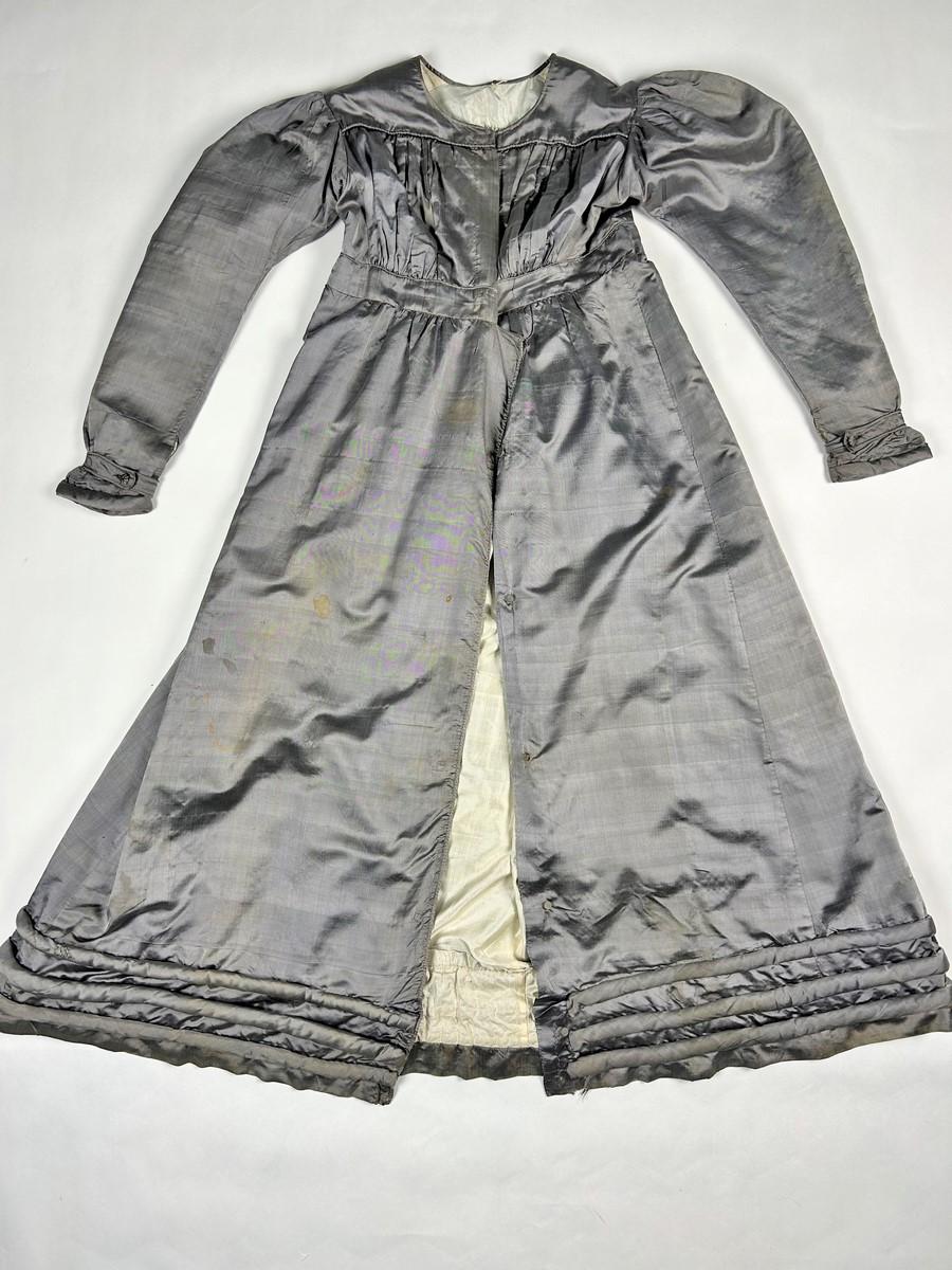 Un abito Redingote in seta grigia - Francia CIRCA 1820-1825 in vendita 9