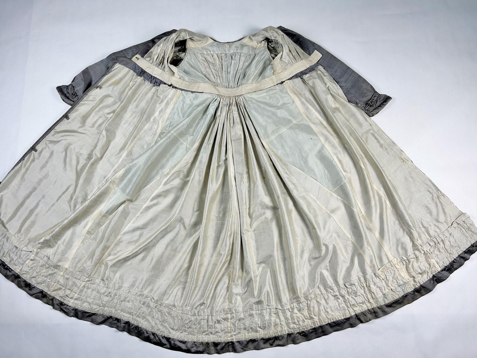 Un abito Redingote in seta grigia - Francia CIRCA 1820-1825 in vendita 11