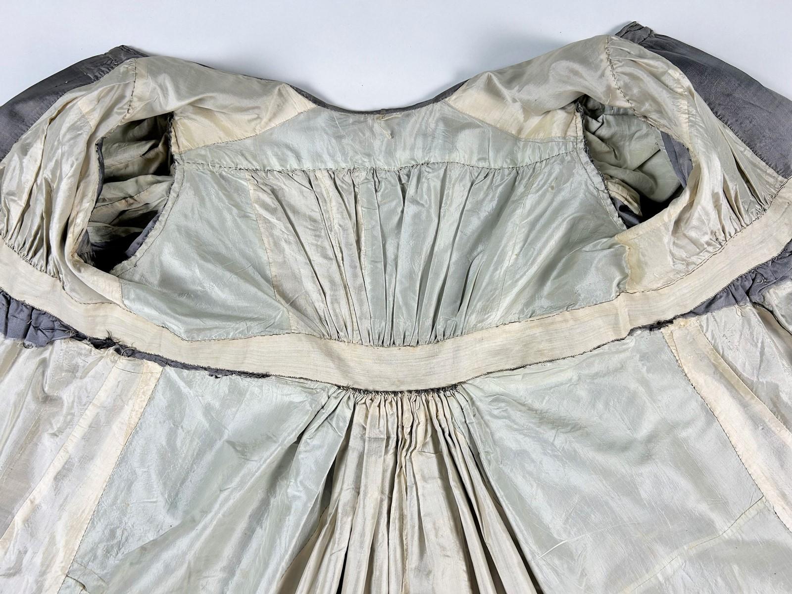 Un abito Redingote in seta grigia - Francia CIRCA 1820-1825 in vendita 12