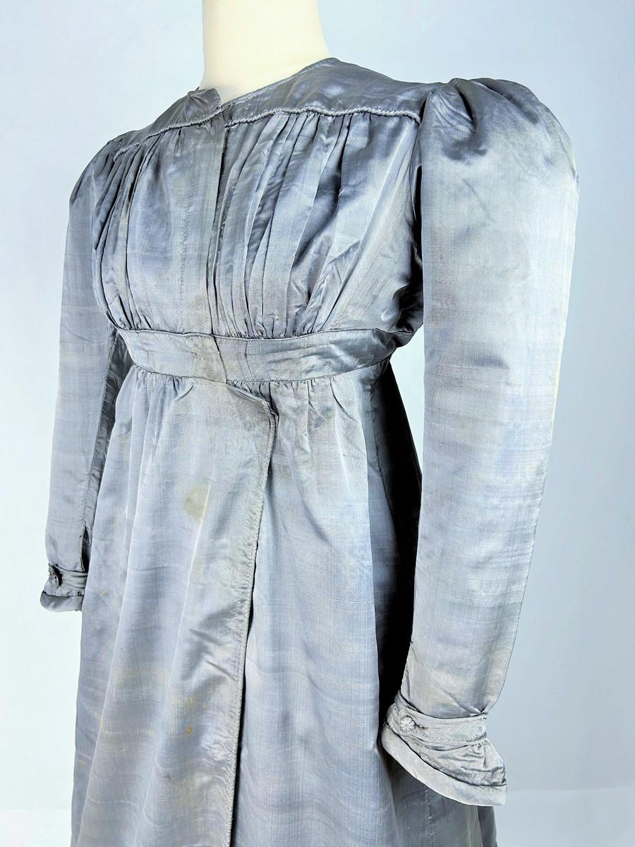 Grigio Un abito Redingote in seta grigia - Francia CIRCA 1820-1825 in vendita