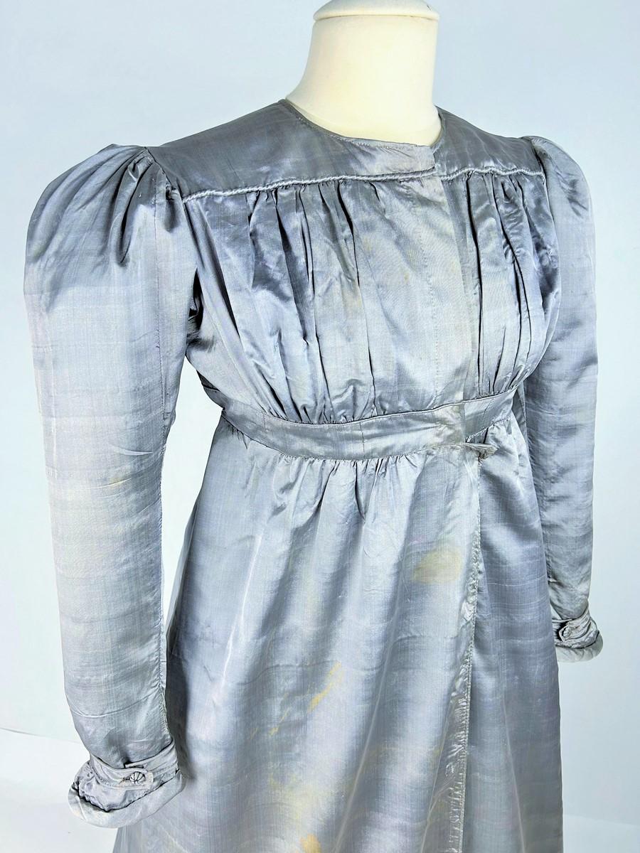 Donna Un abito Redingote in seta grigia - Francia CIRCA 1820-1825 in vendita