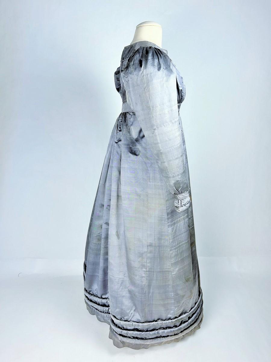 Un abito Redingote in seta grigia - Francia CIRCA 1820-1825 in vendita 1