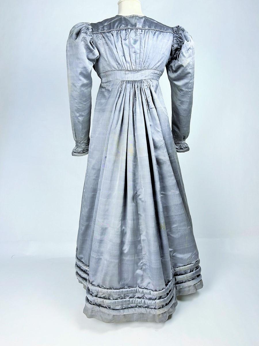 Un abito Redingote in seta grigia - Francia CIRCA 1820-1825 in vendita 3