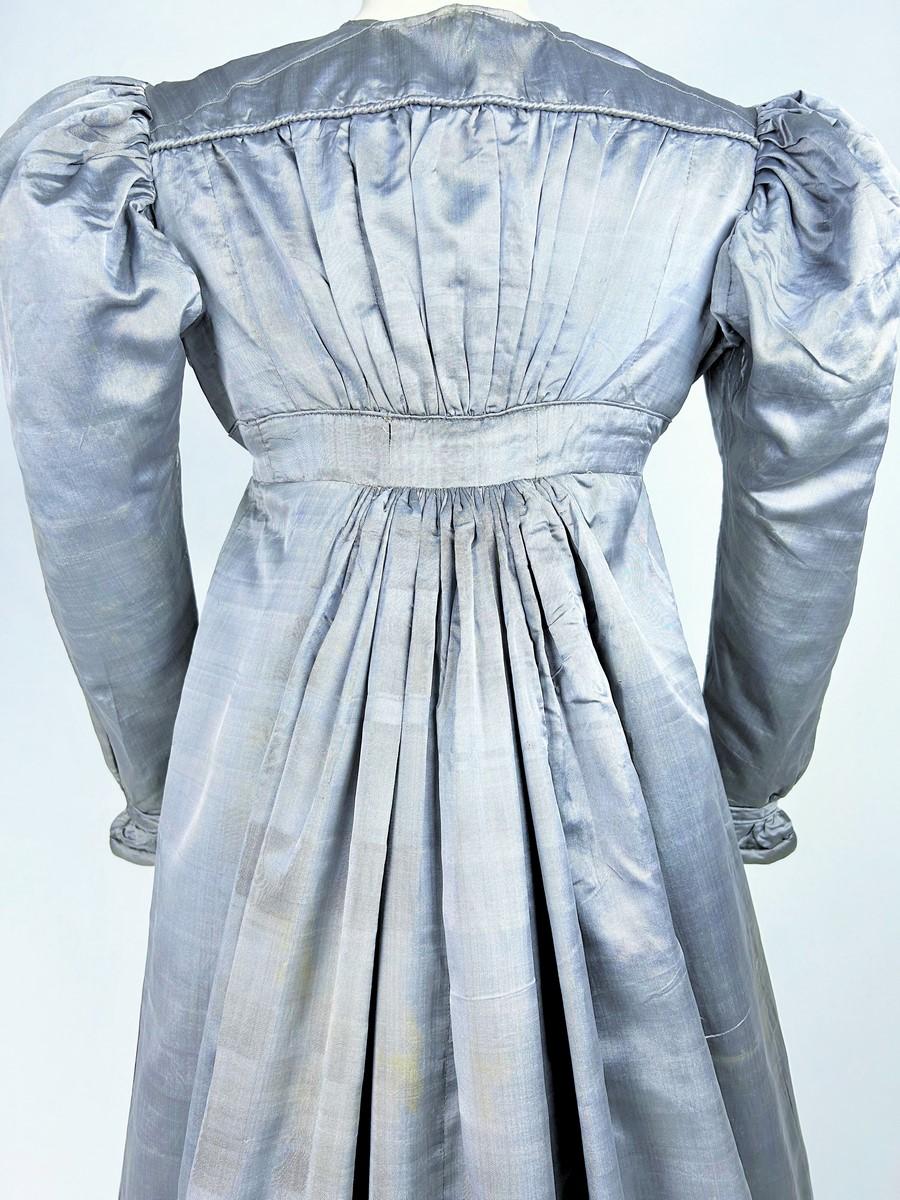 Un abito Redingote in seta grigia - Francia CIRCA 1820-1825 in vendita 4