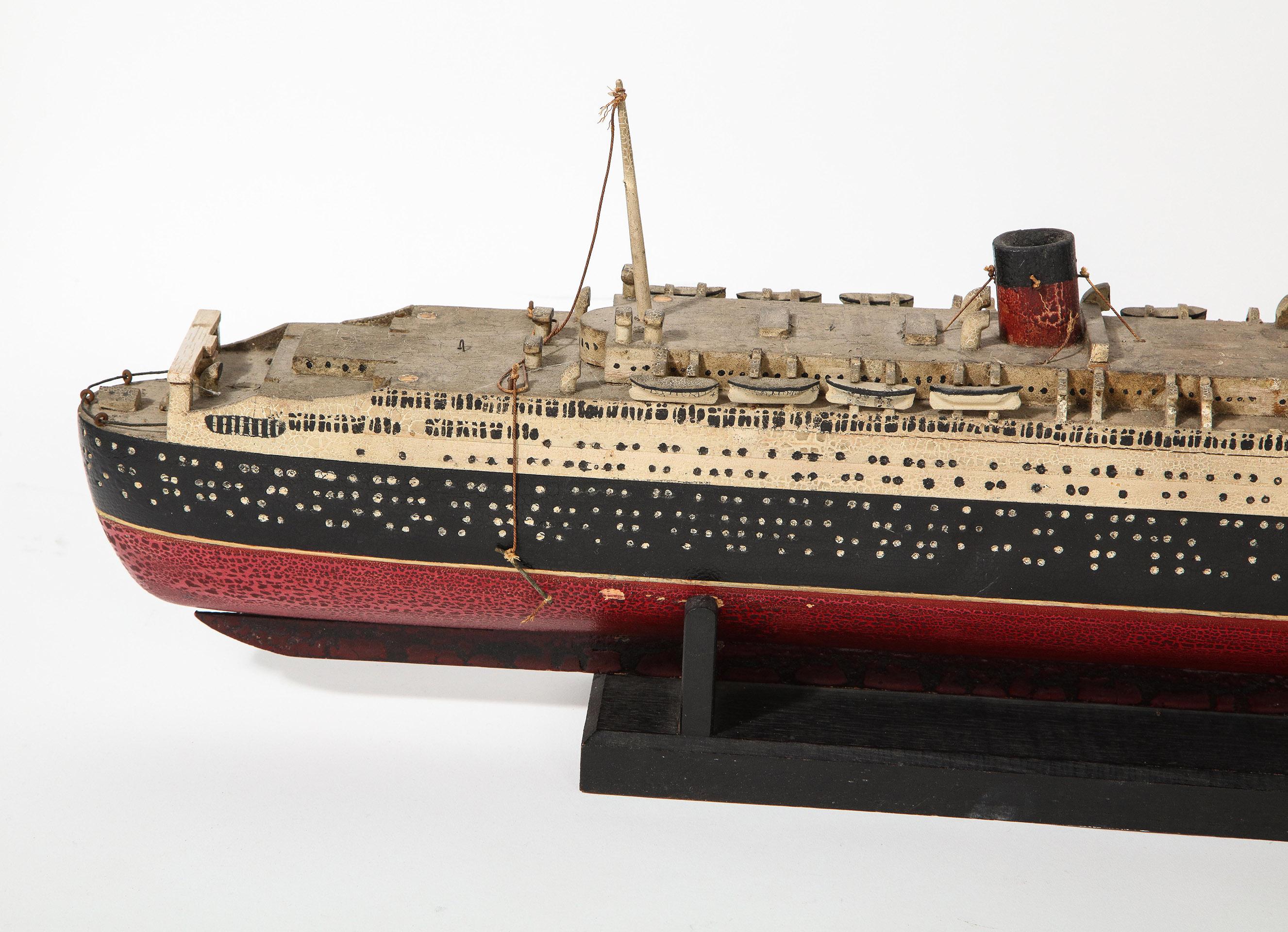 Milieu du XXe siècle Modèle de la Queen Mary des RMS fabriqué à la main en vente