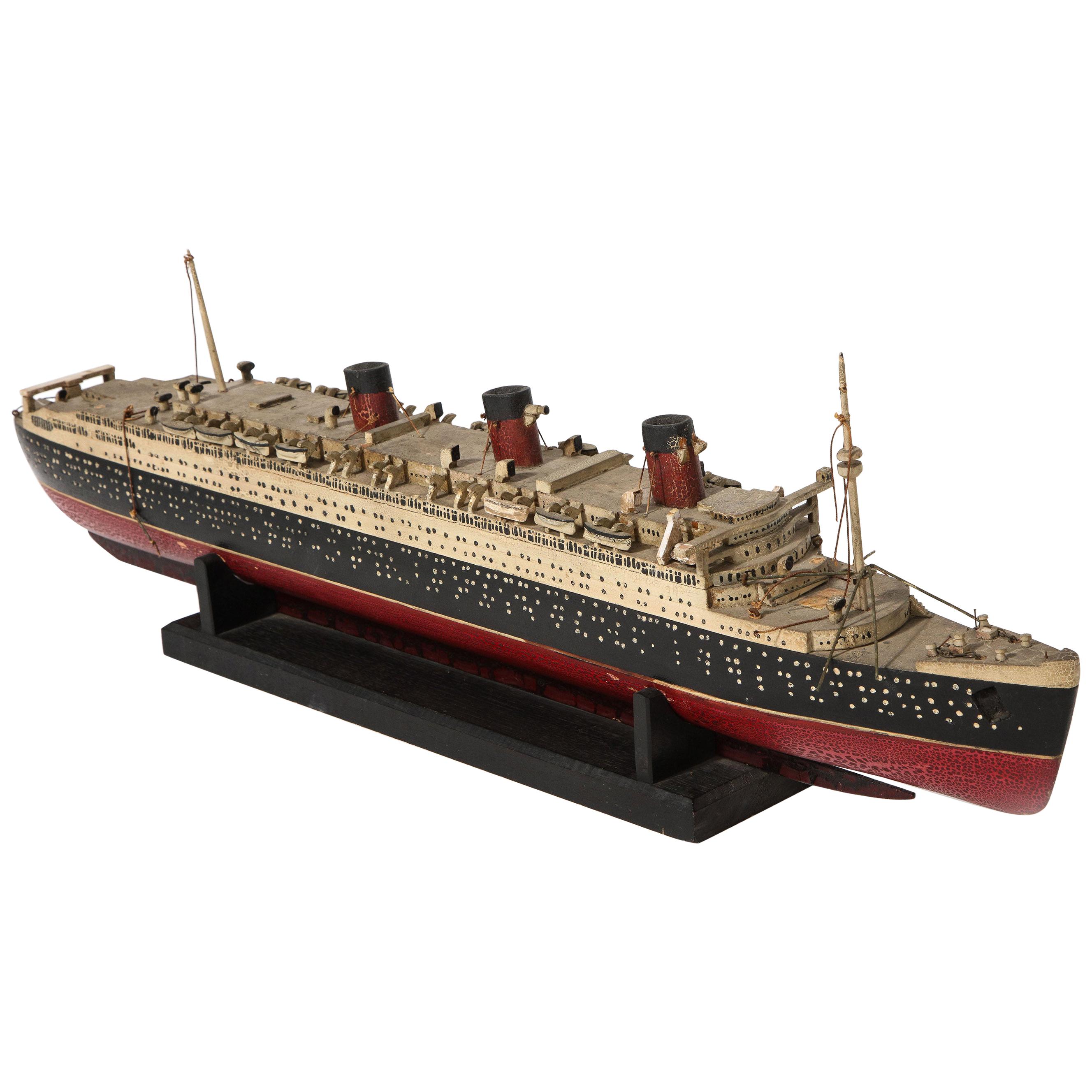 Frühes handgefertigtes Holzmodell der RMS Queen Mary aus Holz