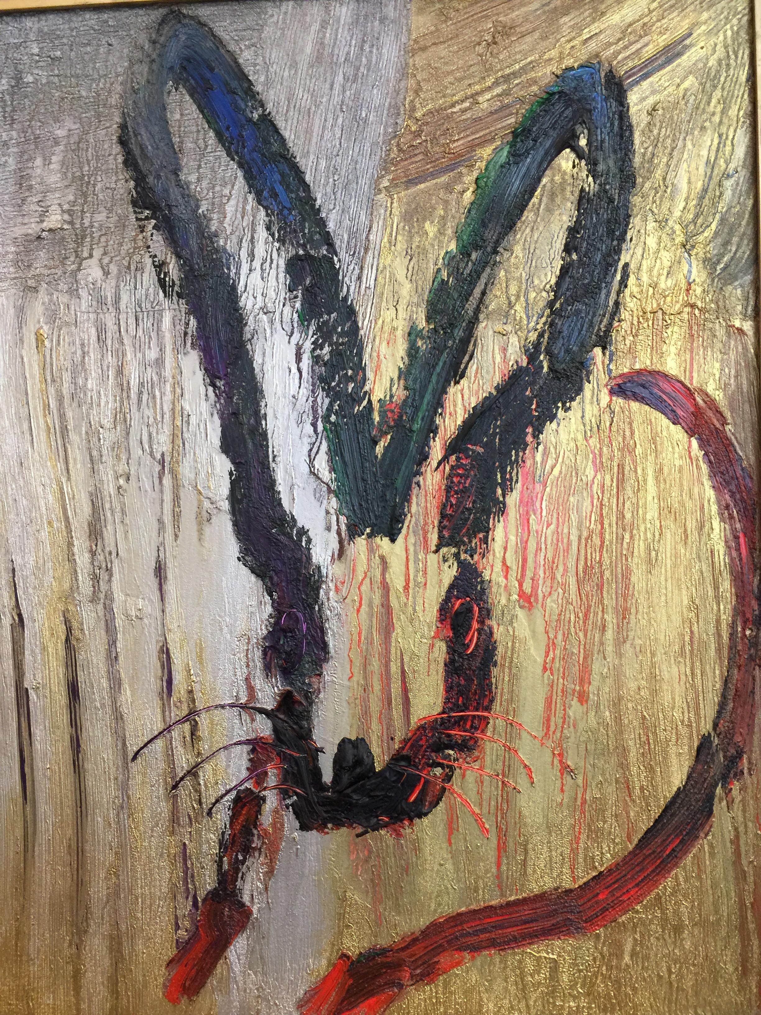 Fond métallisé argent et or avec contour de lapin rouge vibrant, joliment encadré.  SIGNÉ et daté 2014 - premier travail pour Slonem.

Hunt Slonem est un peintre de renom, connu pour son imagerie figurative et son expressionnisme abstrait. Slonem