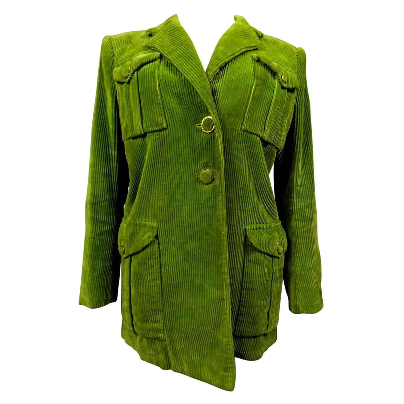 Colección Verano 1947
Francia

Rara chaqueta deportiva de mujer (¿golf, equitación o deporte de invierno?) de pana verde oliva con hombreras anchas y firmada Jeanne Lanvin, Alta Costura, colección de verano de 1947. Inspiración masculina para esta