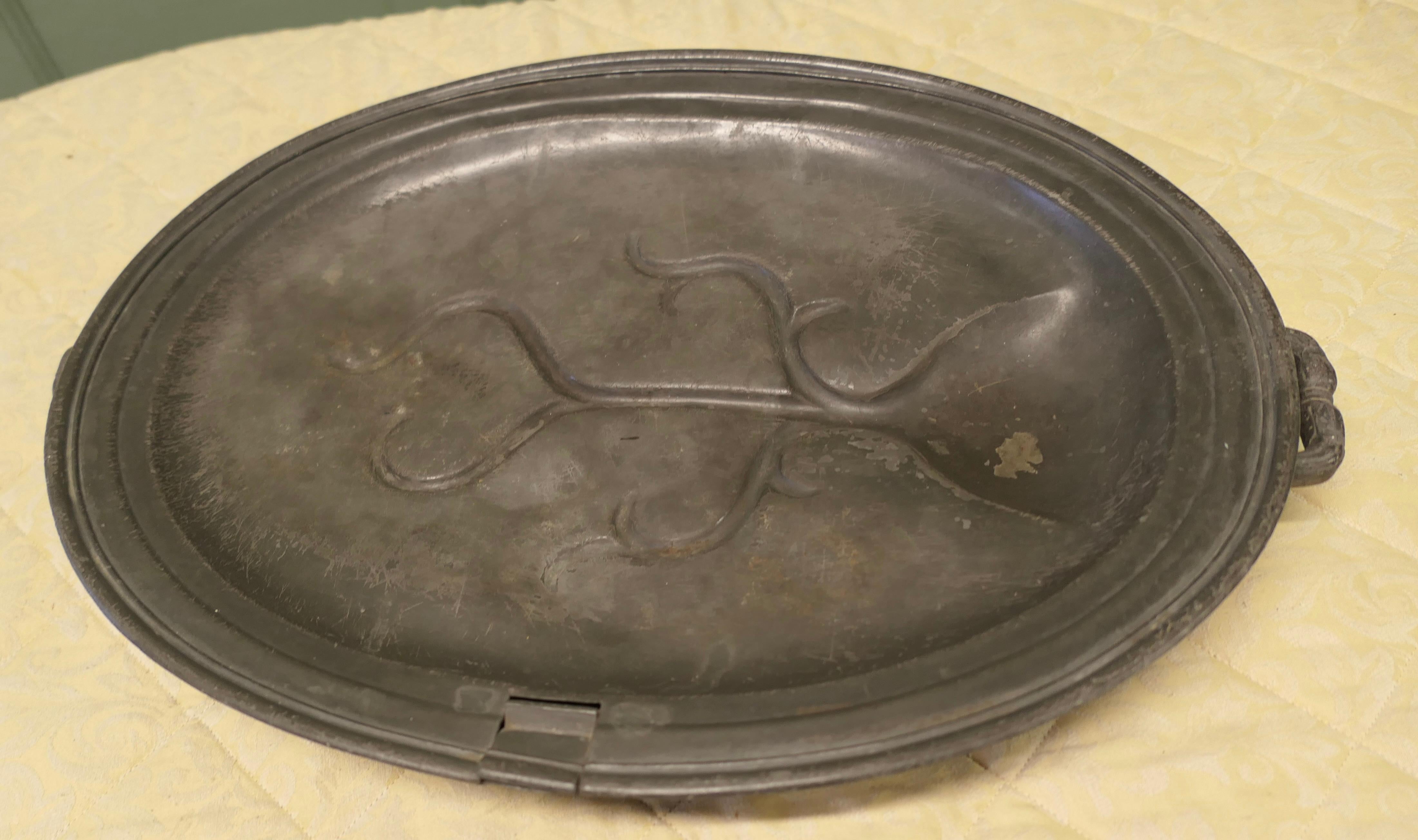 An Early Large Pewter Meat Platter by Shaw and Stewart In Good Condition For Sale In Godshill, Isle of Wight