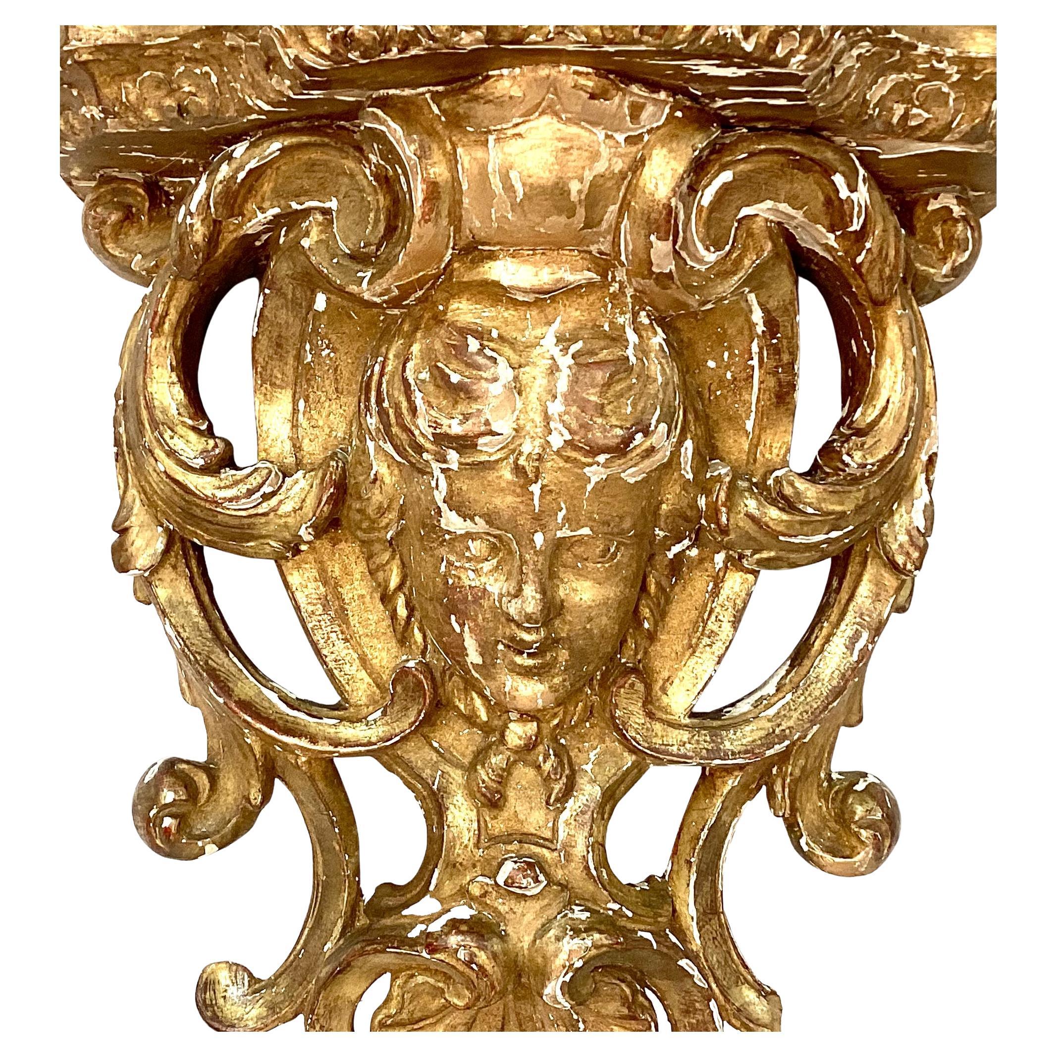Louis XIV.  geschnitzte und vergoldete Wandkonsole. Die serpentinenförmige Oberseite mit einer gadronierten Bordüre, die durchbrochene Akanthus- und C-Rollen-Schürze mit einer lachenden Satyrmaske im Zentrum. Die mittlere Größe passt zu jeder