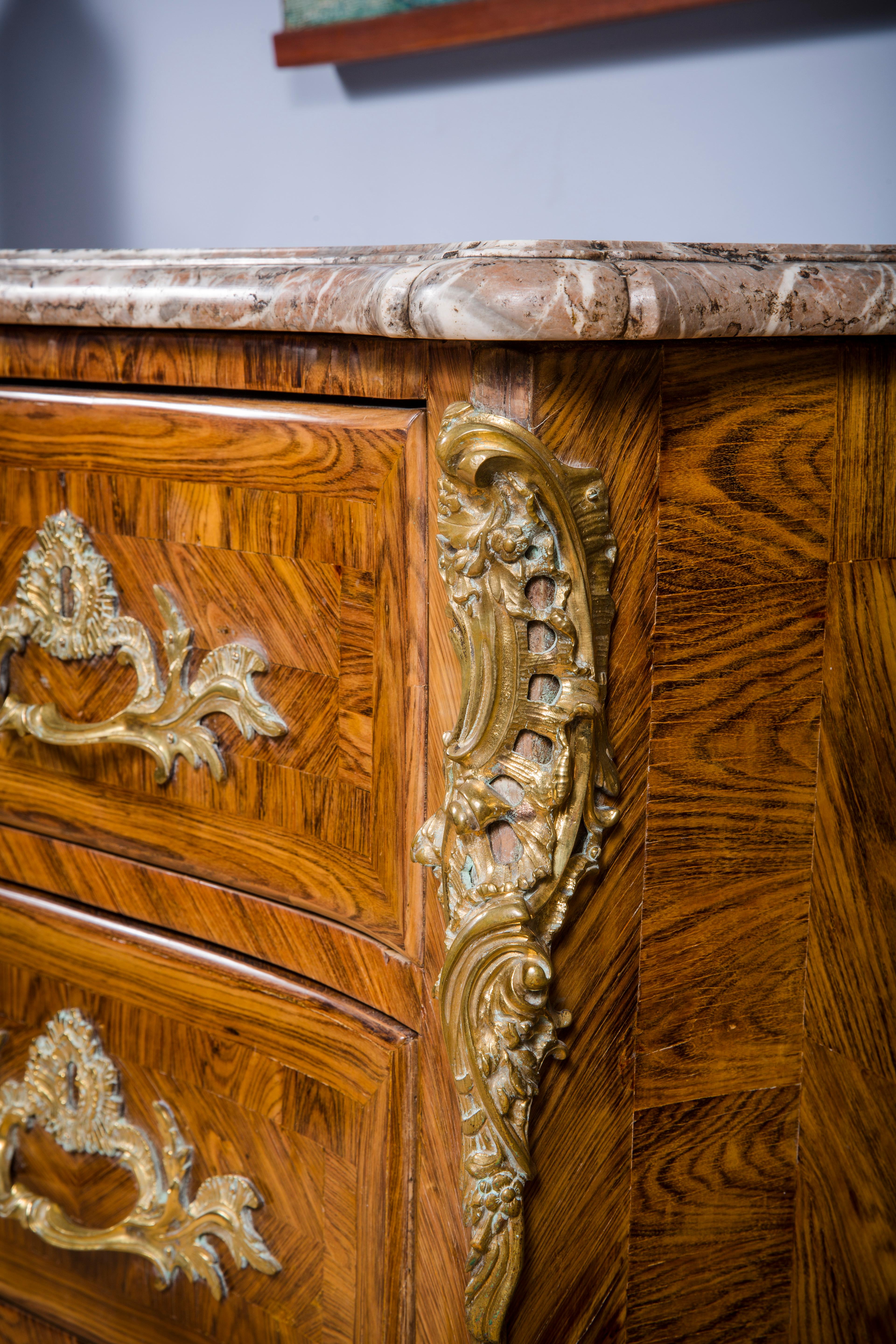 Commode en bois de roi, montée sur bronze doré, du début de la période Louis XV, par Nicolas Jean Marchand Bon état - En vente à New York, NY